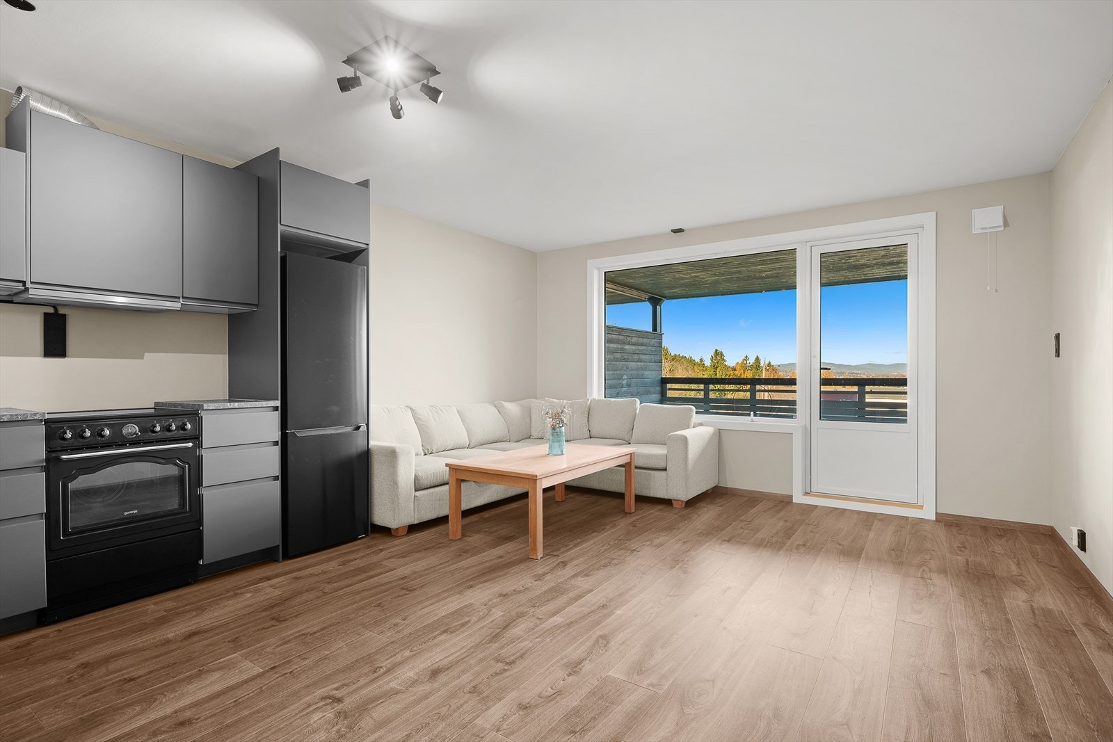 Stuen har et stort deilig vindu og verandadør som gir godt med lysinnslipp i rommet. Galleribilde