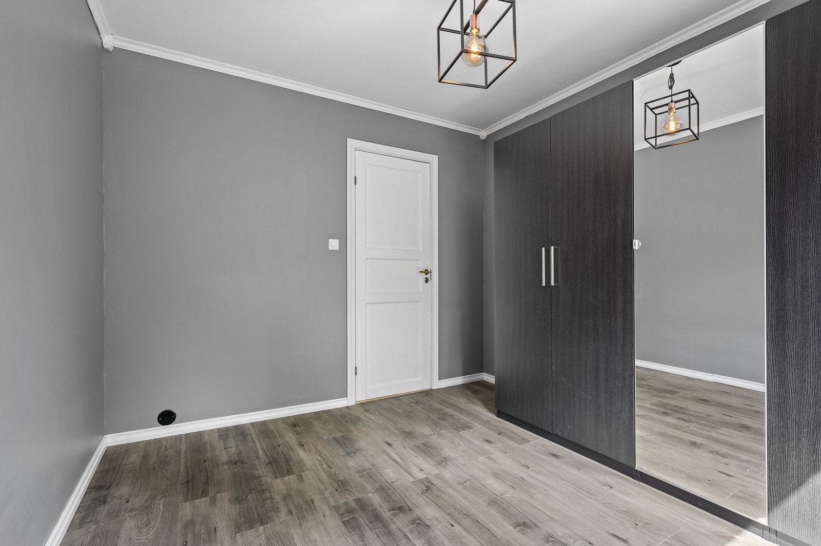 Romslig garderobeskap med lys medfølger handelen. Galleribilde