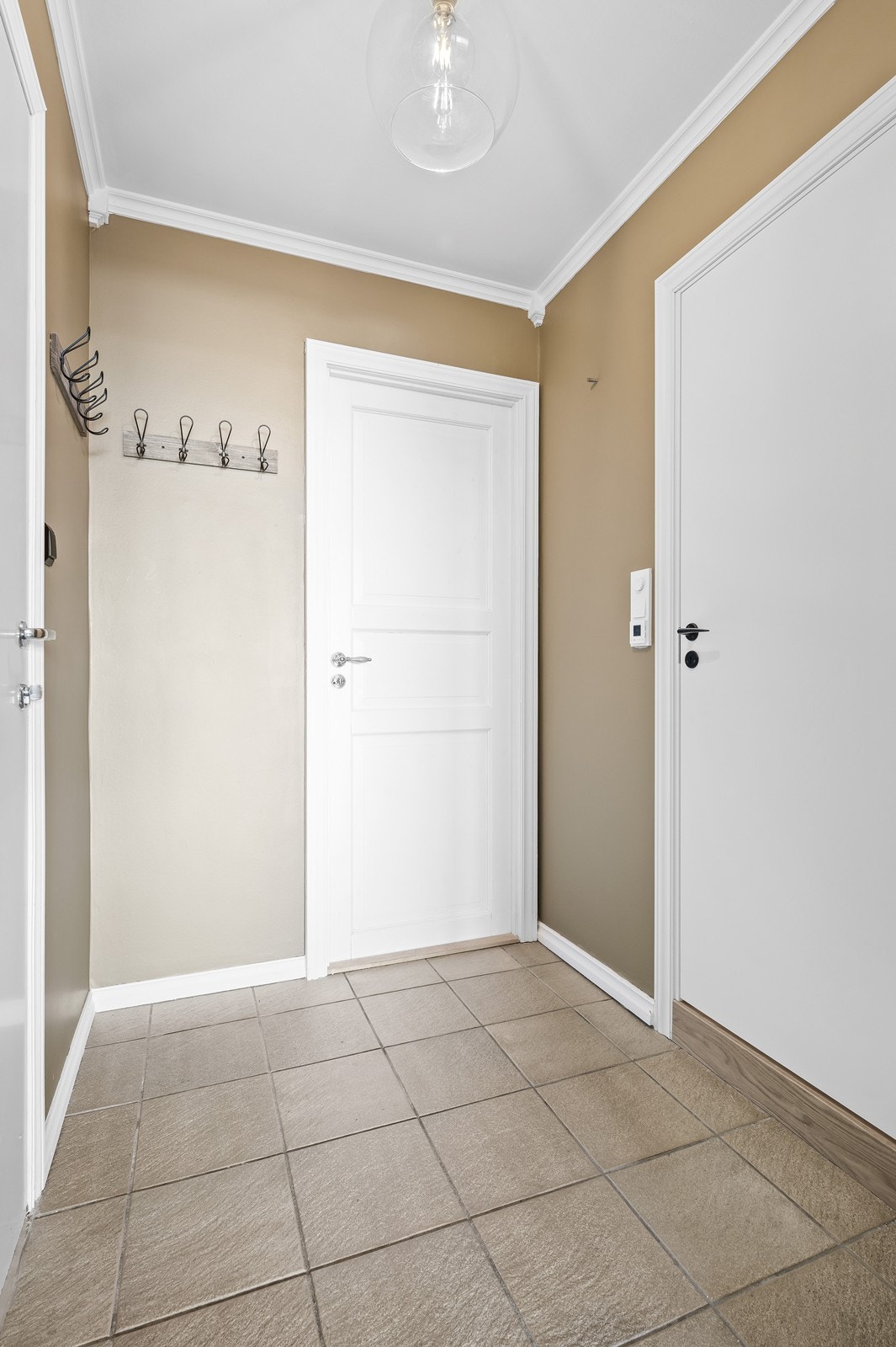 Gangparti med flis på gulv og slette vegger. Galleribilde