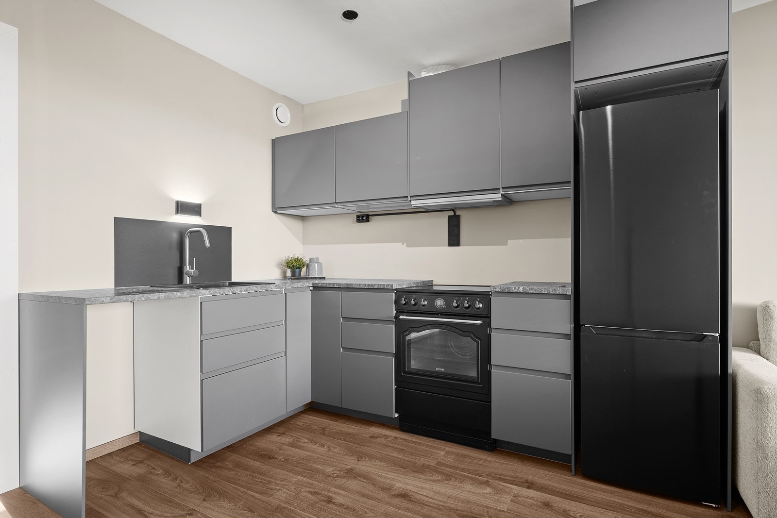 I IKEA kjøkkeninnredning medfølger det kjøleskap og komfyr. Det er lagt opp klart til oppvaskmaskin. Galleribilde