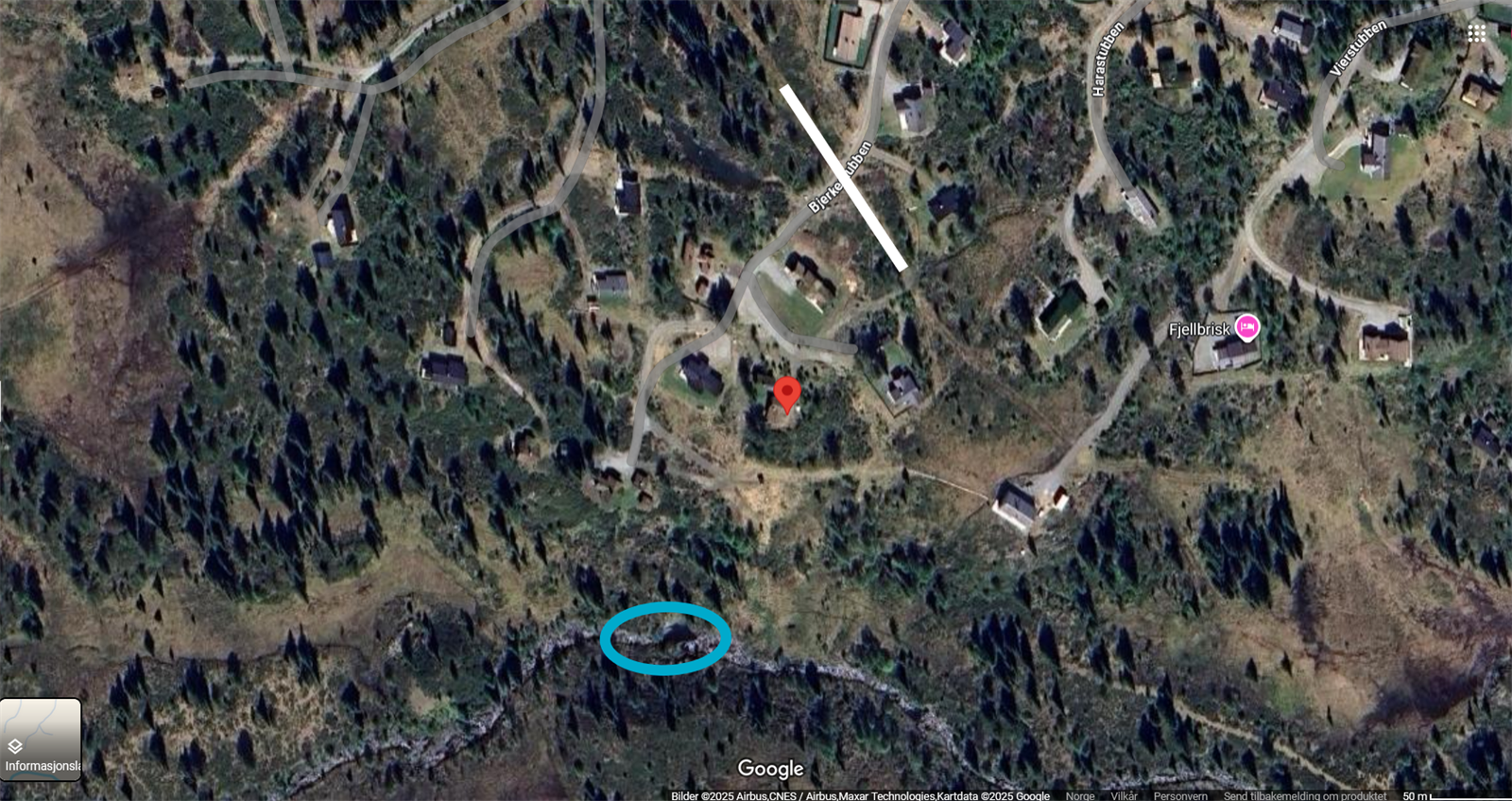 Langrennsløypene passerer ca. 100 meter fra hytta og er markert i hvitt på bildet. Like nedenfor hytta renner det en elv forbi med en fin badekulp. Sommerstid er det mulighet for et forfriskende bad etter en dag på tur. Galleribilde