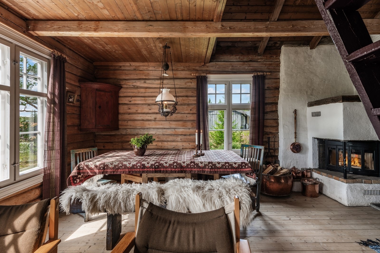 Peisen skaper en lun og god atmosfære i rommet. Det er nylig satt inn en peisinnsats. Galleribilde