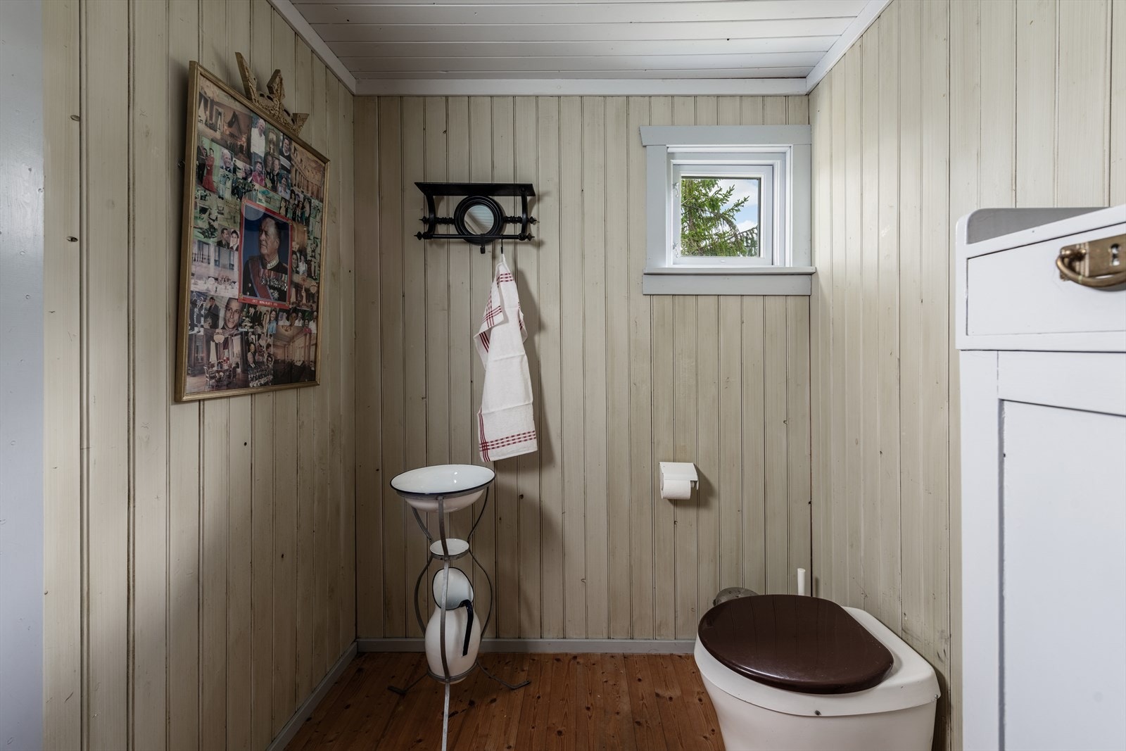 Det er egen inngang til toalettrom med snurredo. Galleribilde