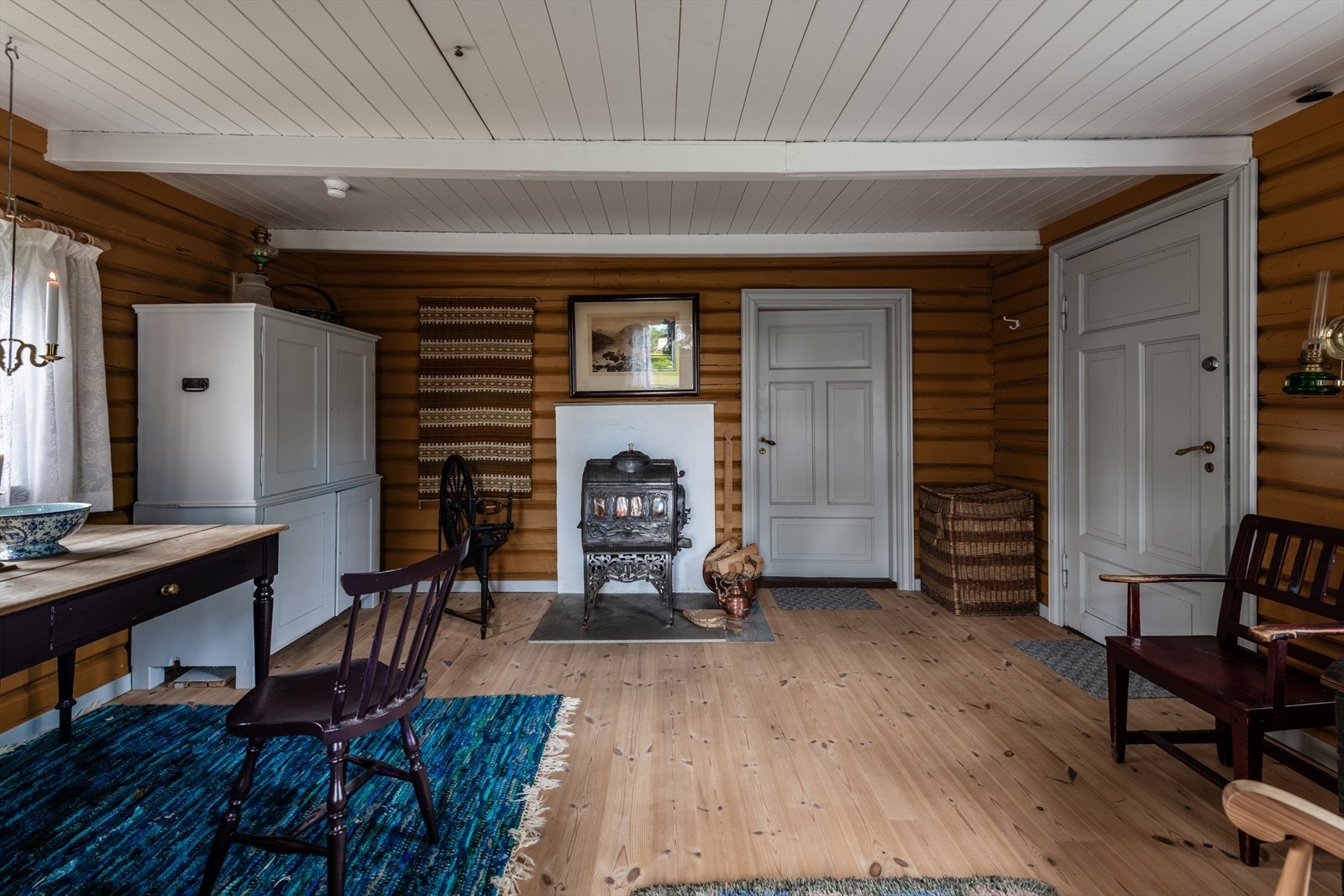 Det er også vedfyring i annekset. Galleribilde