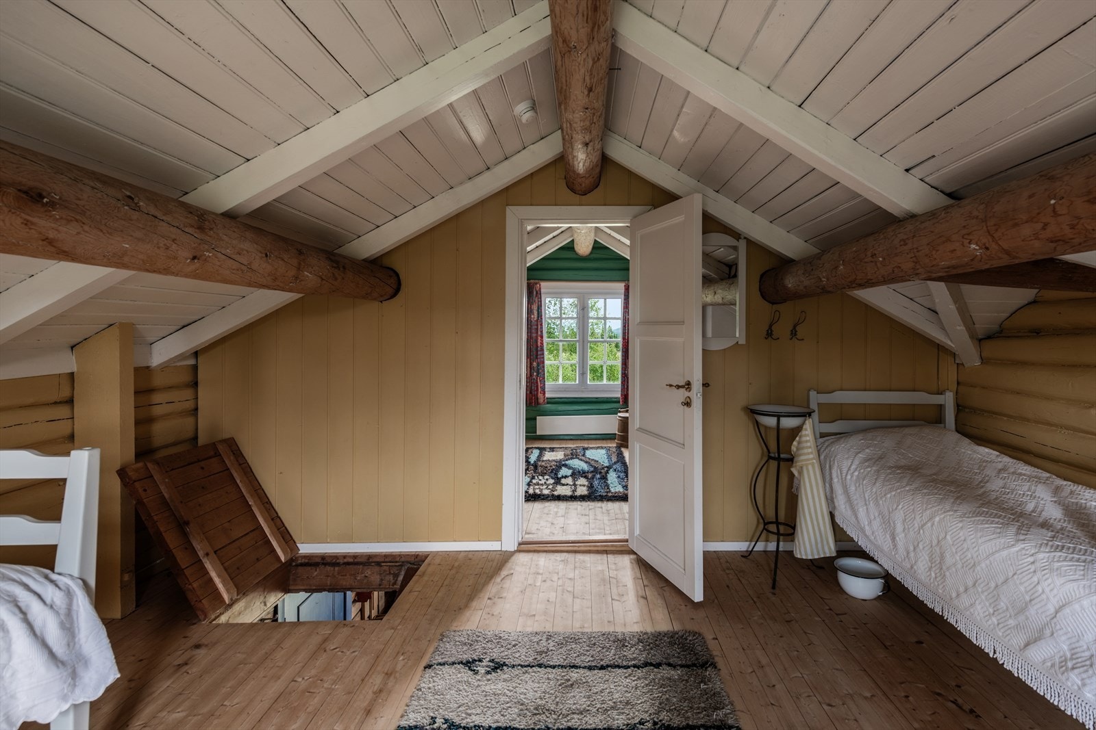 Her er det 2 loftsrom med god plass til senger. Galleribilde