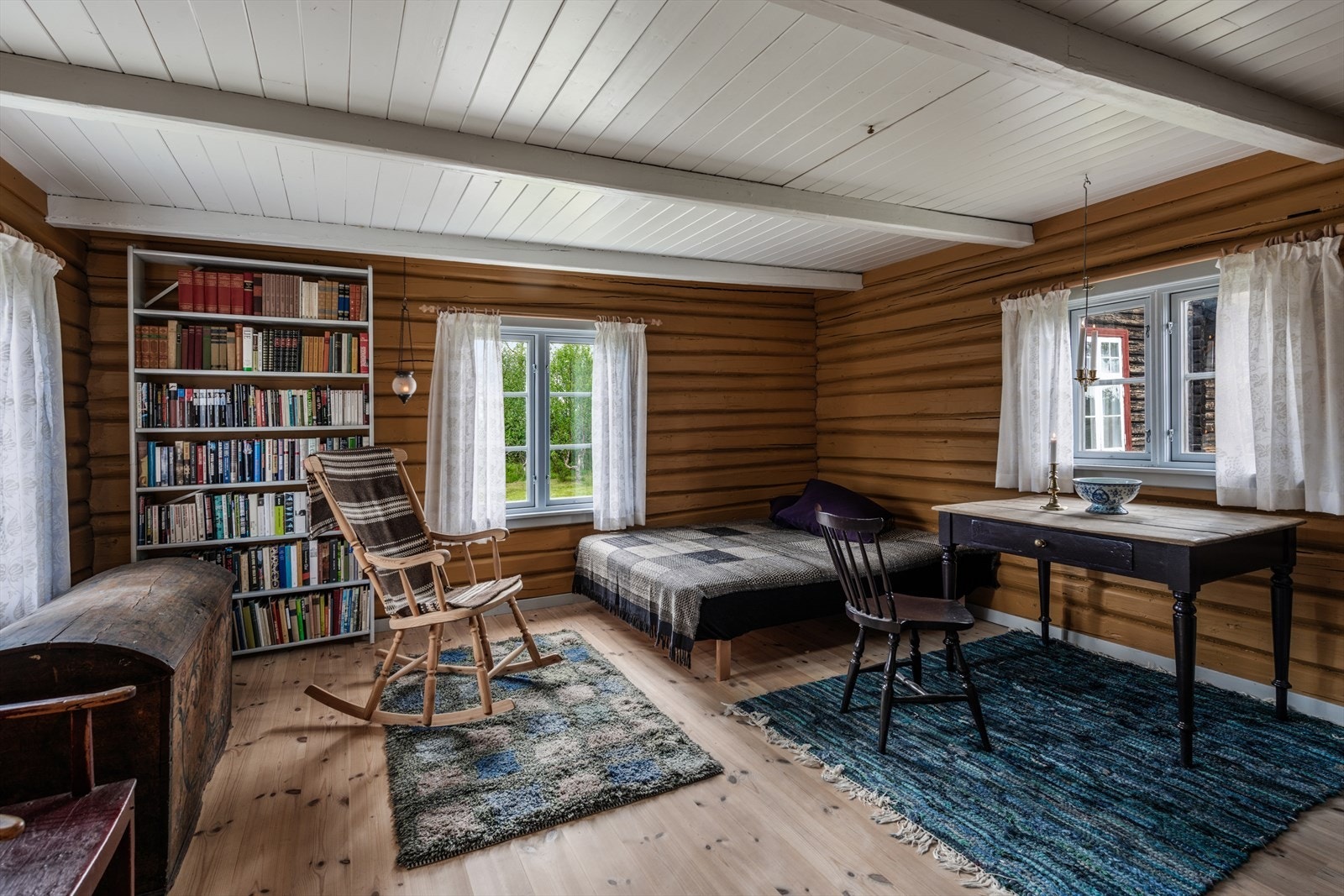 Annekset har et stort oppholdsrom med flere bruksområder. Med to bygninger og mange soveplasser er det enkelt å være mange til fjells. Galleribilde