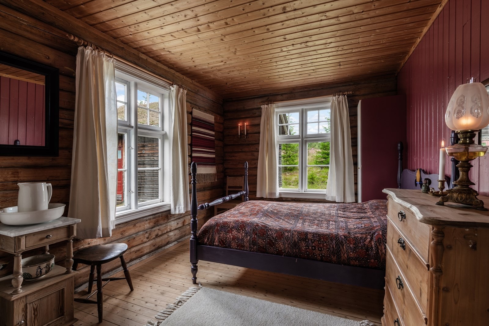 Hyttas hovedsoverom er av god størrelse. Galleribilde