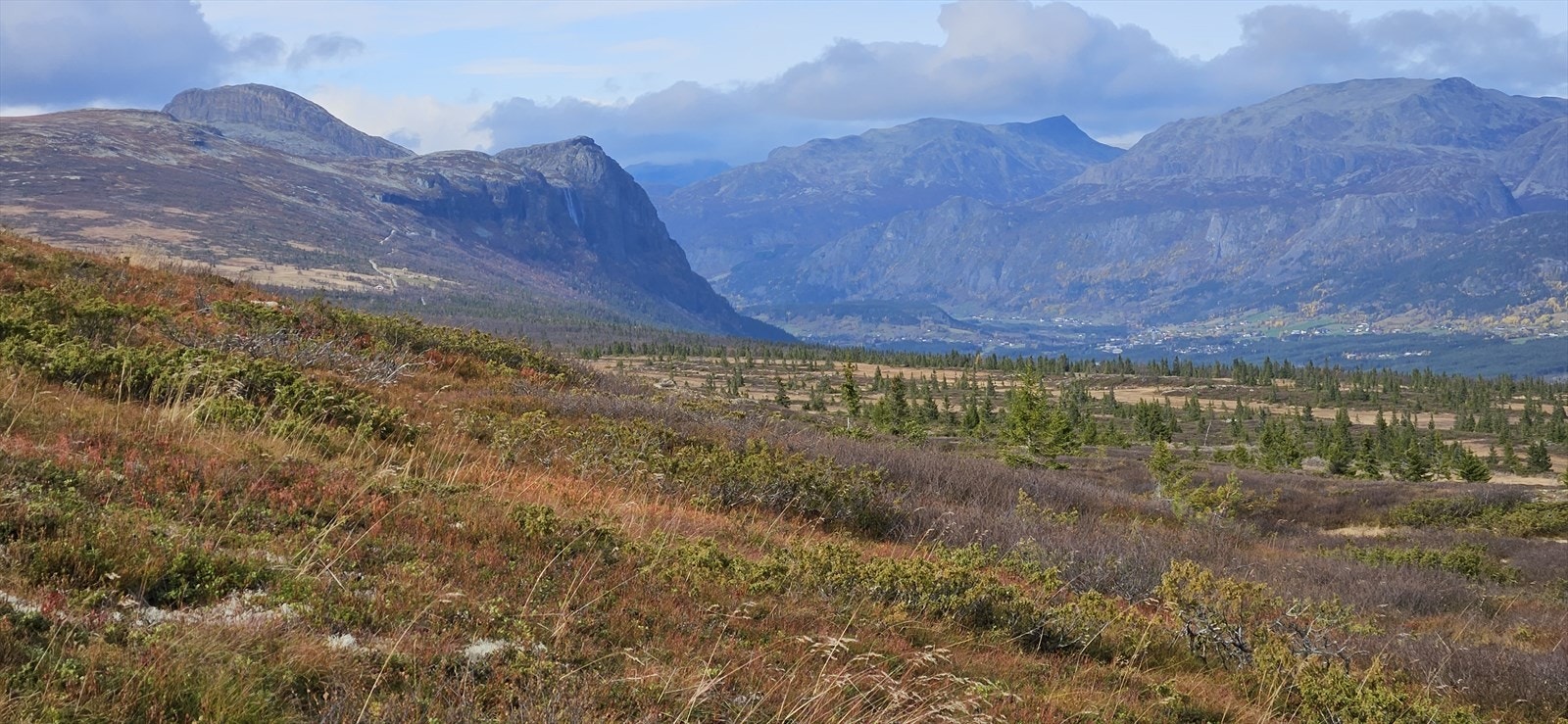 Høsten er nydelig på fjellet - her fra selgers bilde fra Hellingreset med utsikt mot Kjerringkjeften, Hydnefossen, Veslehødn, Storehødn og Skogshorn. Galleribilde