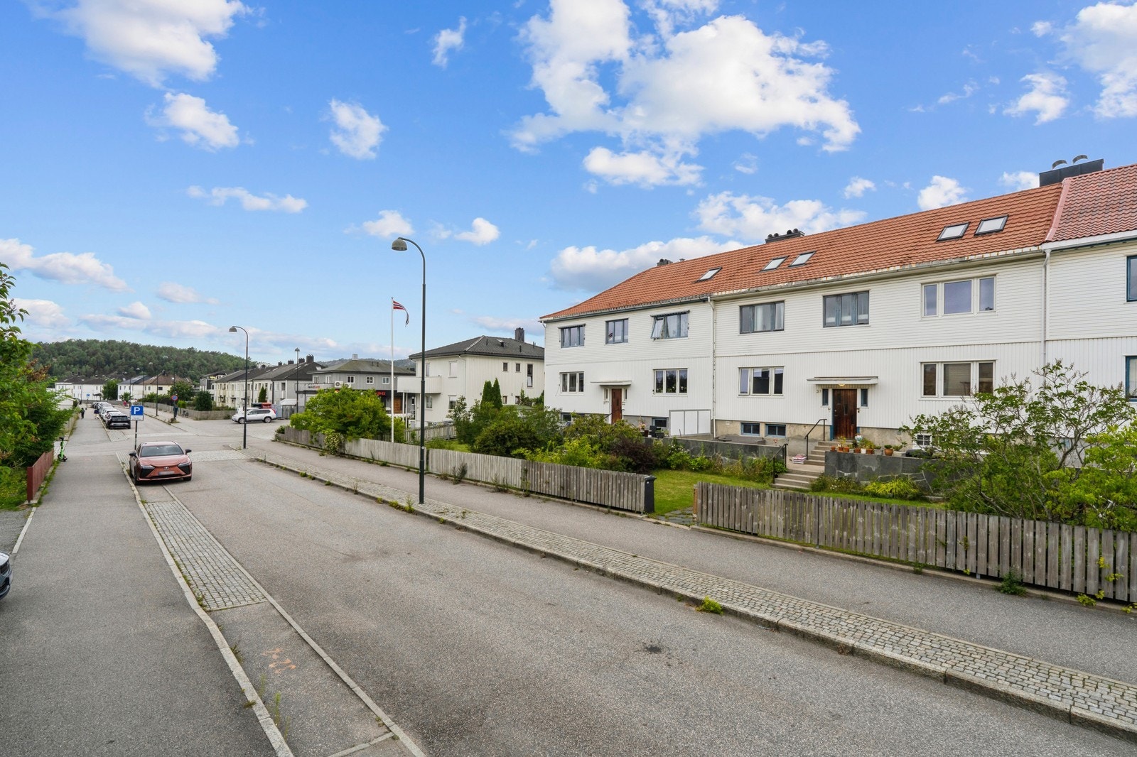 Trivelig og rolig gate med god parkering og kort vei til sentrum. Galleribilde