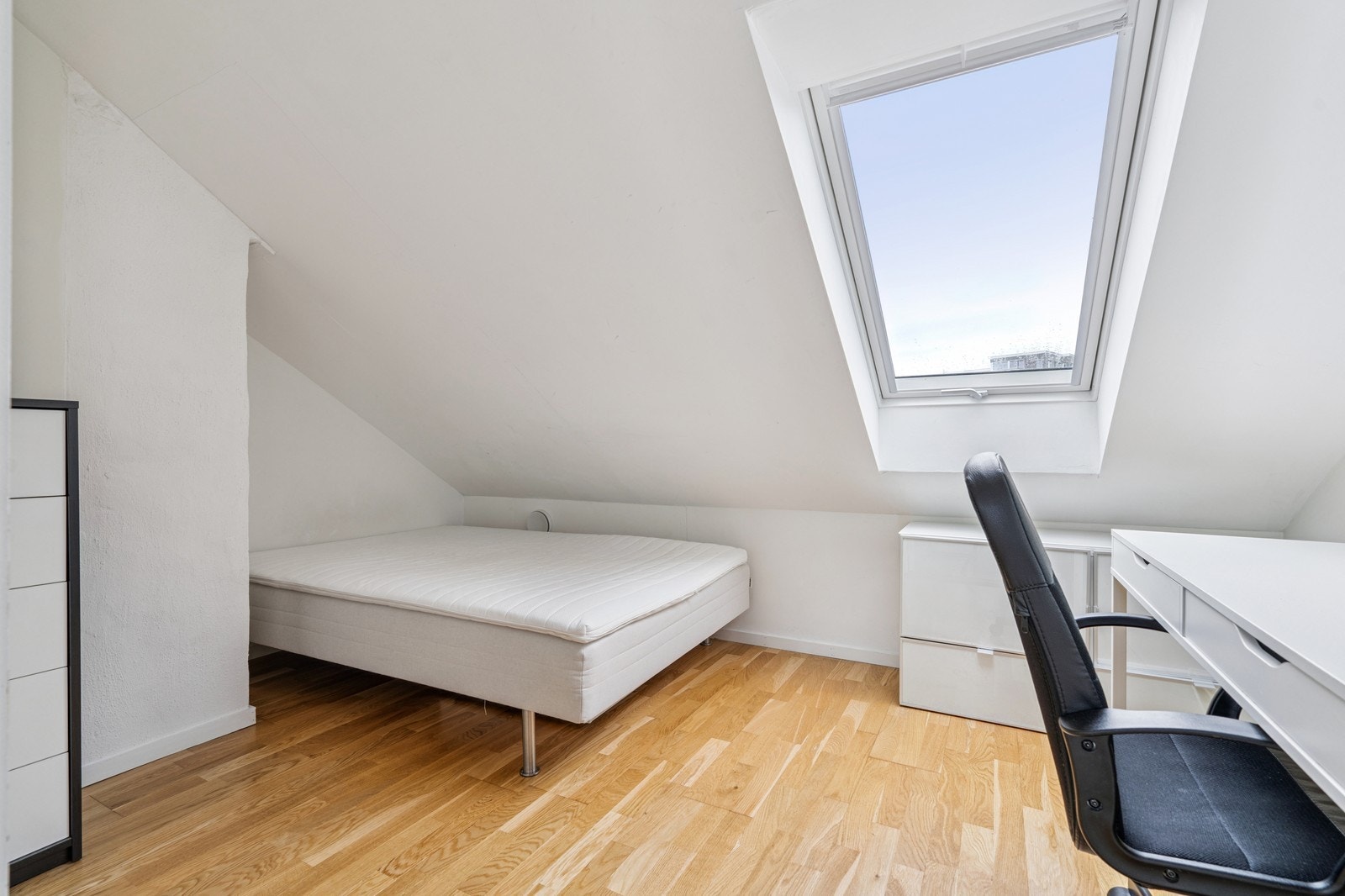 Romslig med skråtak og takvindu, plass til seng og skrivebord. Galleribilde