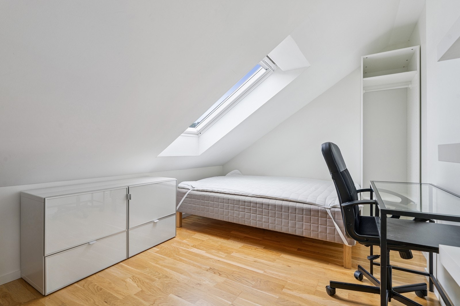 Lys og koselig med skråtak, takvindu og god møbleringsmulighet. Galleribilde