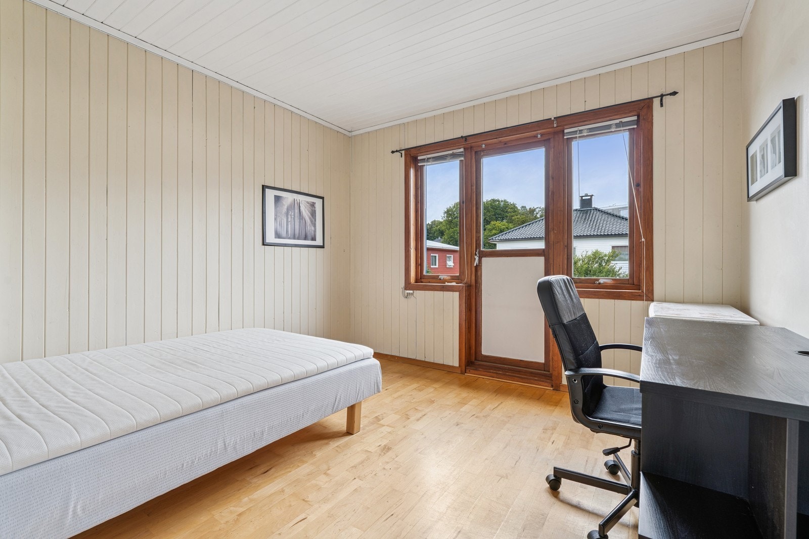 Romslig med god plass til seng og skrivebord. Utgang til balkong. Galleribilde