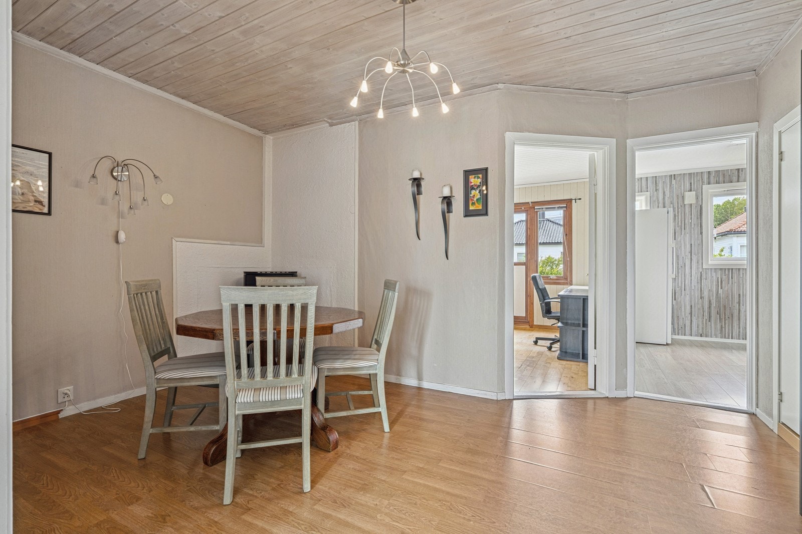 Spisestue/Allrom – Plass til spisebord, kan fungere som sosialt samlingspunkt. Galleribilde