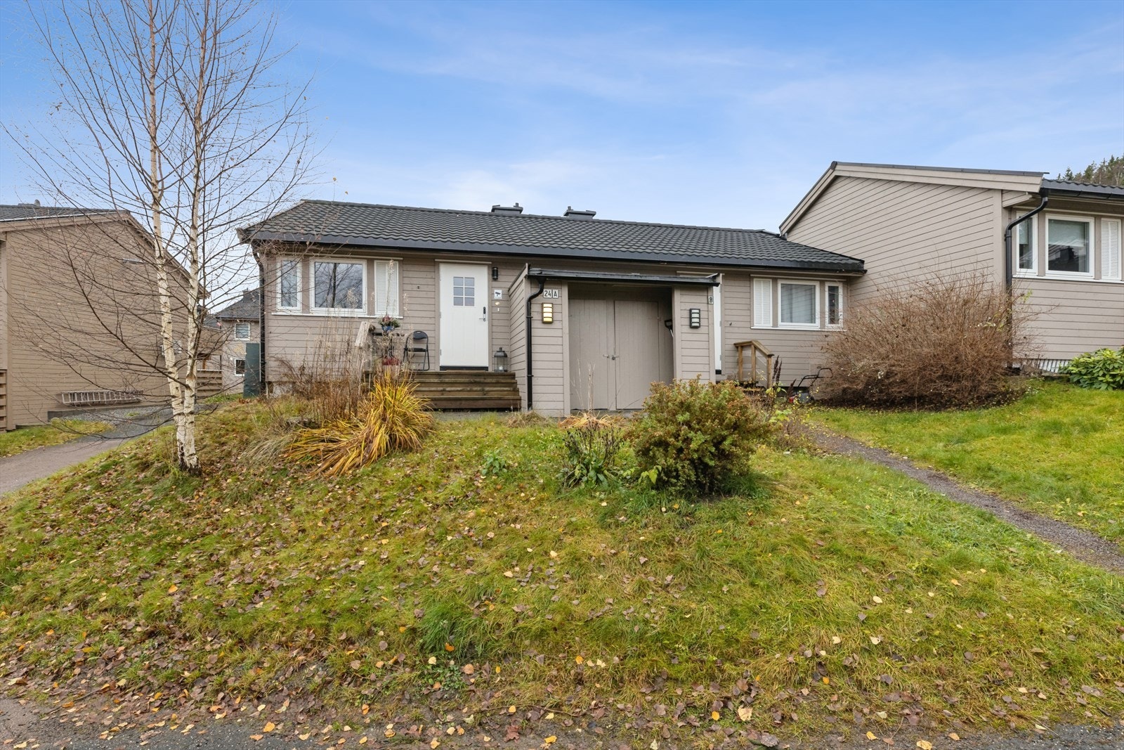 Hele fasaden ble byttet i 2022/2023 med nye vinduer, ny kledning, etterisolering og nytt yttertak. Galleribilde