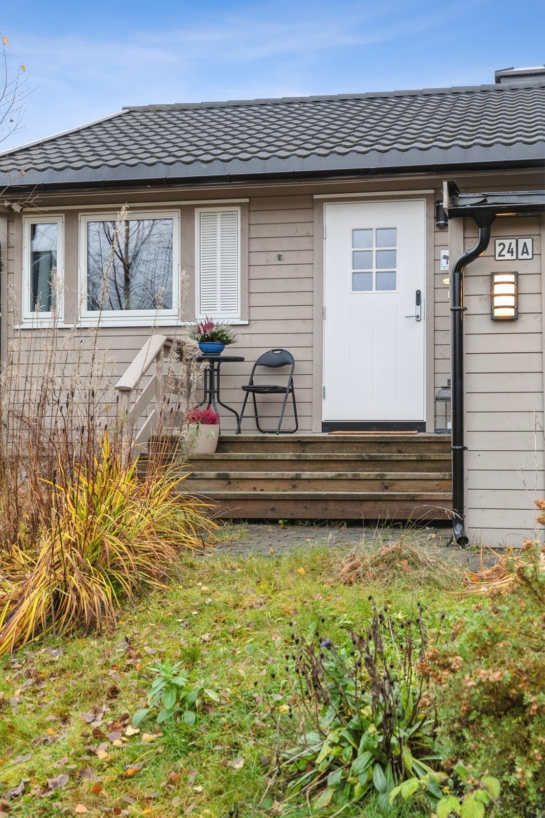Velkommen inn! Praktisk luftevindu på soverommet som gjør at du kan lufte uten å være redd for at innsektene skal komme inn. Galleribilde