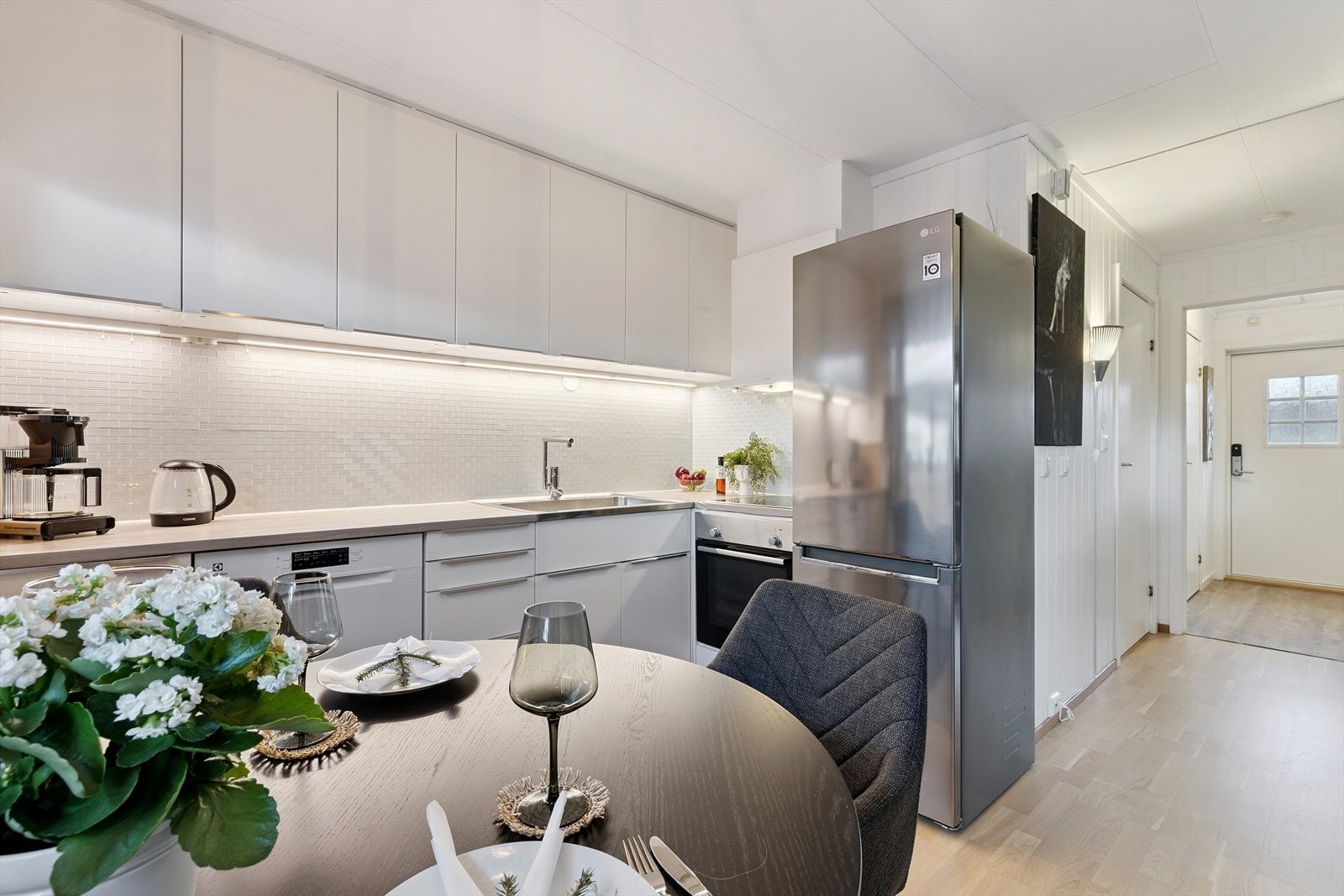 Velkommen til ditt nye hjem i Grindbråtan 24A. En pen og innbydende 2-roms med det lille ekstra. Her får du mer enn en vanlig 2-roms etter som dette er en halvpart av en vertikaldelt tomannsbolig. Foto Efkt (Paul Smith) Galleribilde