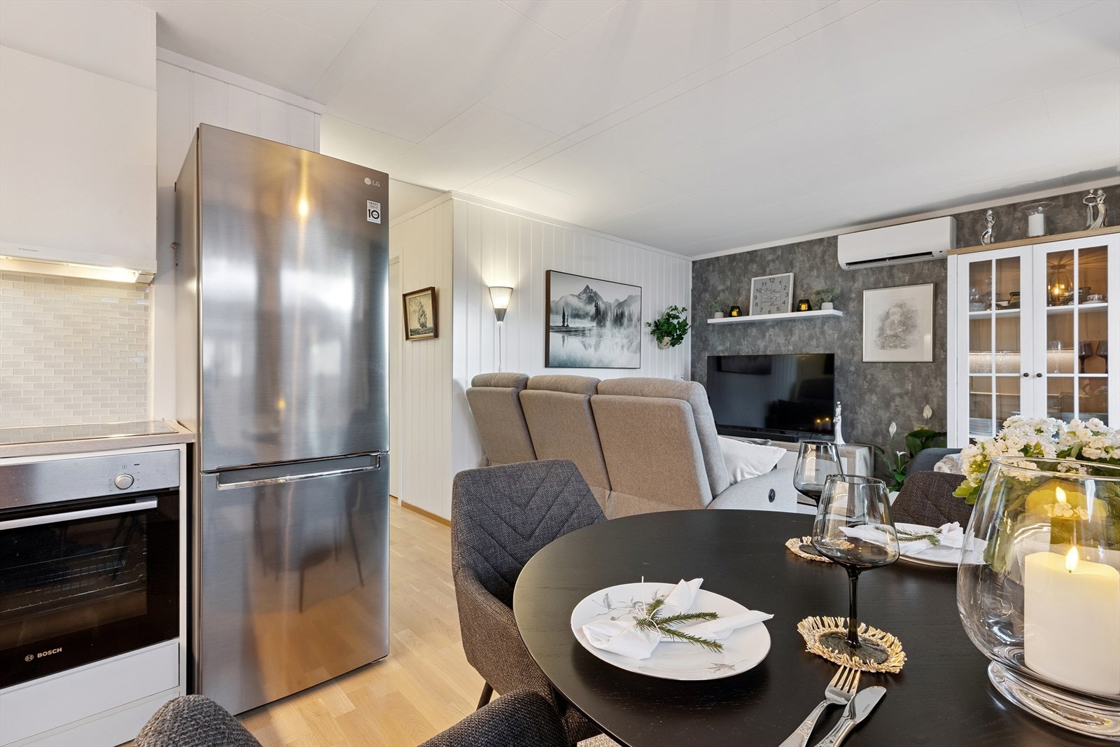 Stue og kjøkken har en romslig løsning. Det er plass til hjørnesofa her inne om man ønsker dette. Selger har tapetsert den innerste veggen i 2024. Galleribilde