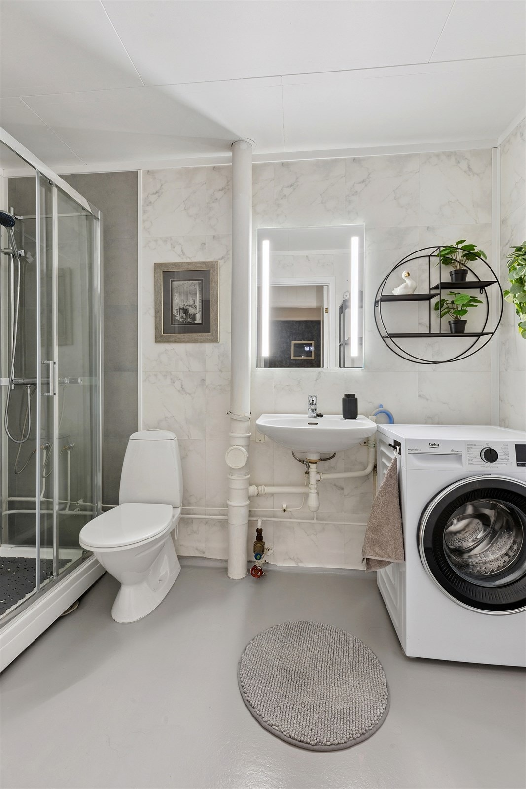 Selger har satt opp flisbelegg på veggen og malt gulvet i 2025. Dette gir et mer moderne uttrykk av rommet. Galleribilde