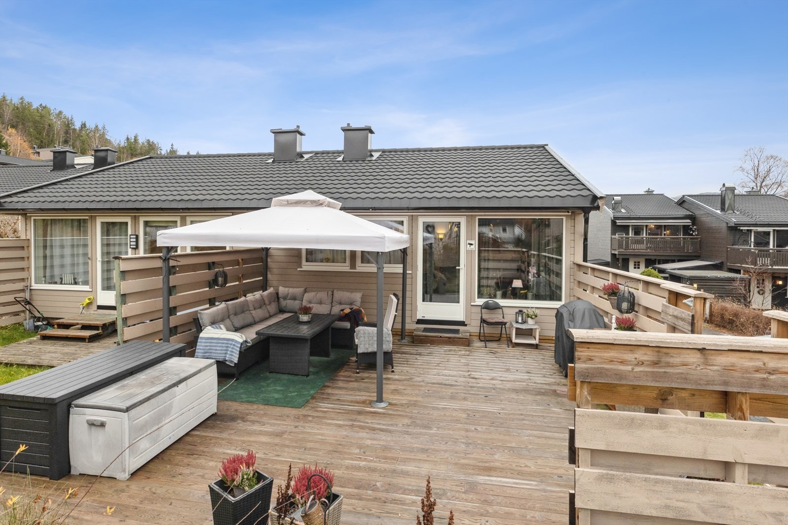 Stor og deilig terrasse som ligger skjermet til. Nyt solfylte dager med en bok og noe godt i glasset. Fyr opp grillen og kos deg med nygrillet sommermat! Galleribilde