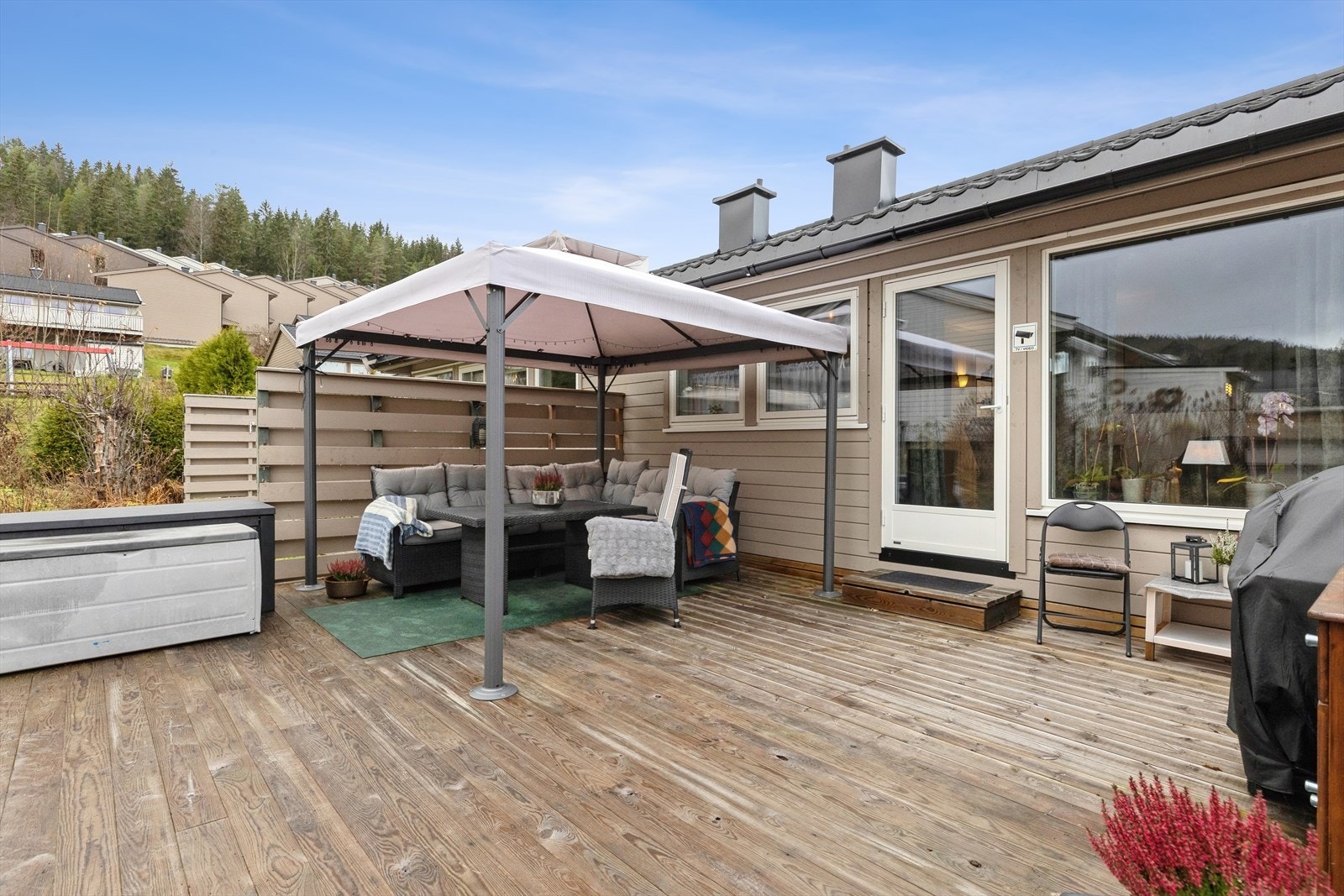 Nyt solfylte dager på terrassen. Her vil du ha sol fra formiddag til tidlig kveld. Man ligger godt skjermet mot internveien og naboer. Galleribilde