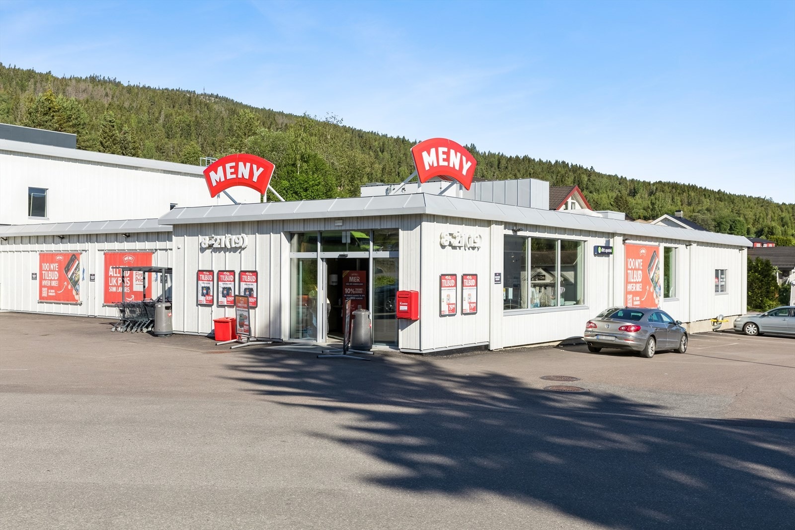 Meny butikken ligger få minutters gange unna. Her har man en flott butikk som nylig er pusset opp. Her nede finner man også apotek, optiker, veterinær, legesenter etc. Galleribilde