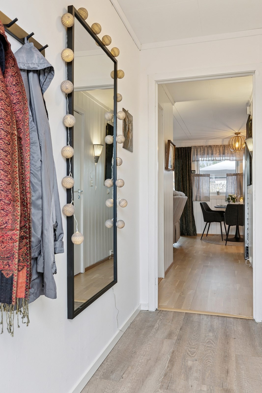 Fra gangen har man inngang til en praktisk bod. I tillegg er det kaldloft over hele leiligheten. Luken lar seg pt ikke åpne, så denne må byttes om man vil benytte seg av denne lagringsplassen. Galleribilde