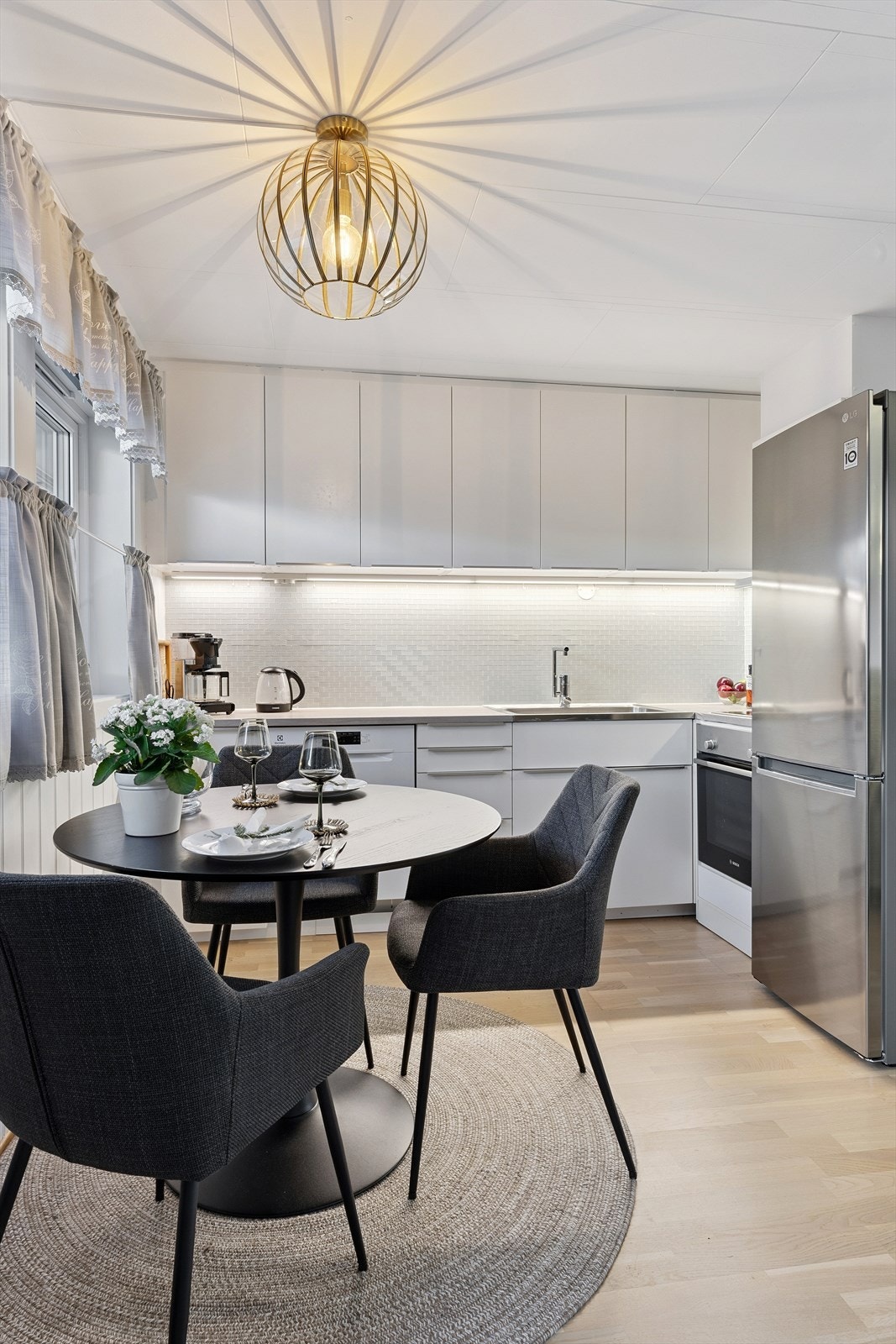 Det er god plass til spisebord her inne, noe ikke alle 2-roms har. Galleribilde