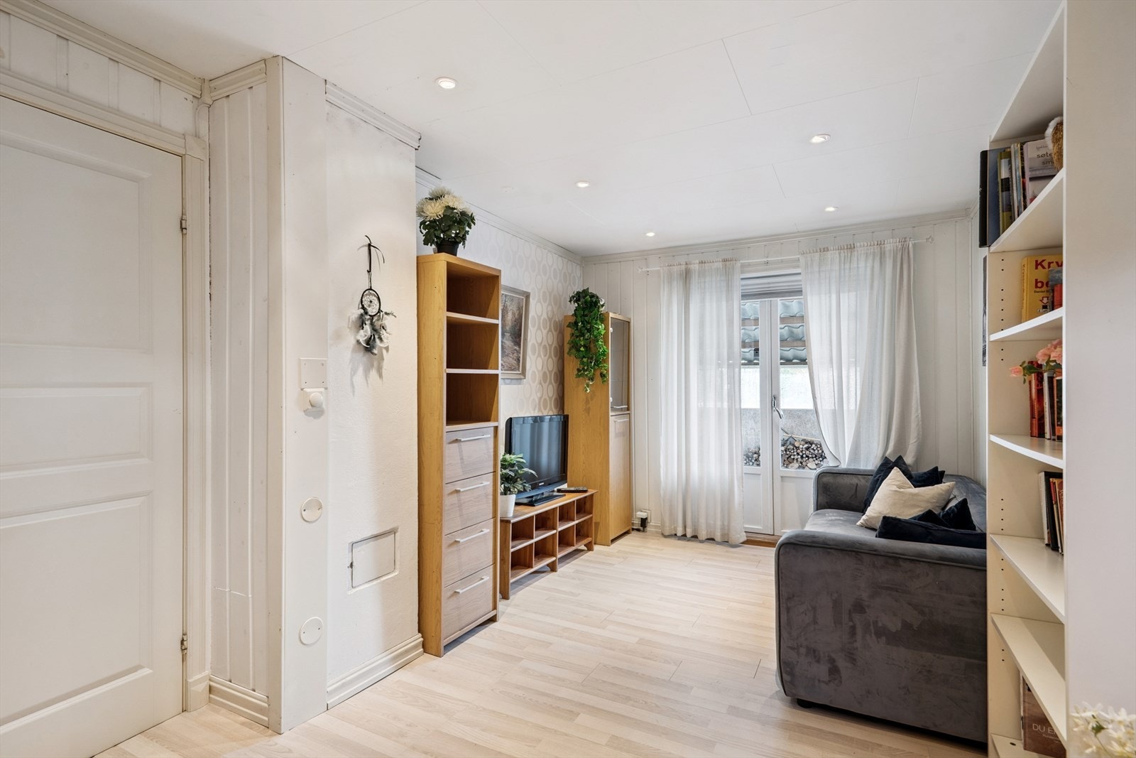 Perfekt rom for de minste, eller om de voksene ikke blir enige om hva man skal se på tv´en. Utgang til hagen og terrassen. Galleribilde