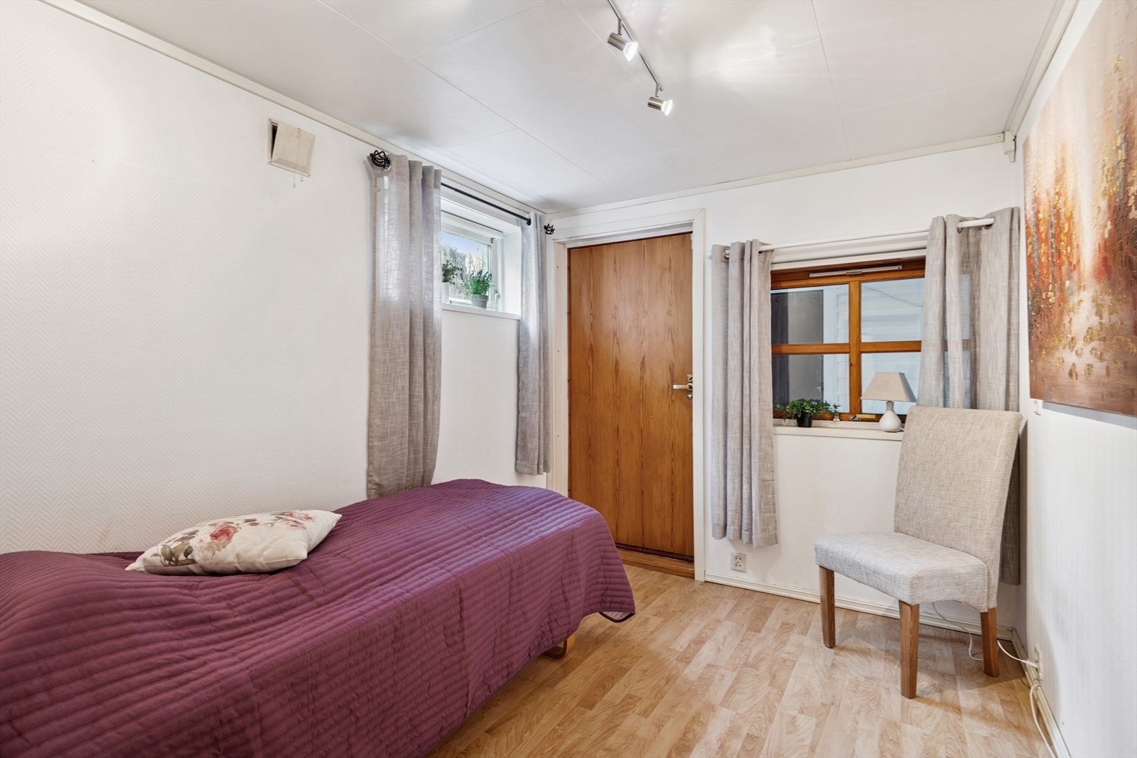 Dette rommet er opprinnelig en bod. Det har vært benyttet som både soverom og kontor, men er ikke godkjent til varig opphold. Man har utgang til en utvendig gang som tar deg inn til den ene uteboden her nede. Galleribilde