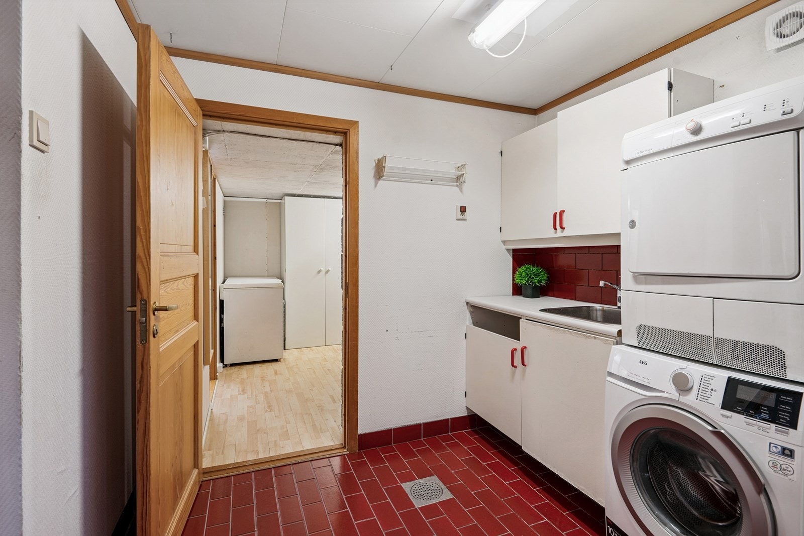 Vaskerom er noe de fleste drømmer om og setter som et krav når man skal kjøpe seg hus. Her har man opplegg for vaskemaskin og tørketrommel. Innenfor dette rommet finner man to boder, hvor varmtvannsberederen er plassert i det ene rommet. Galleribilde