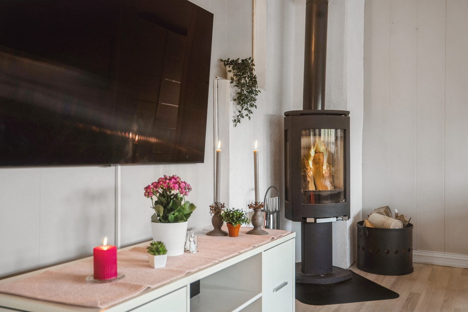 Lyse fargevalg går igjennom i hele boligen. Galleribilde