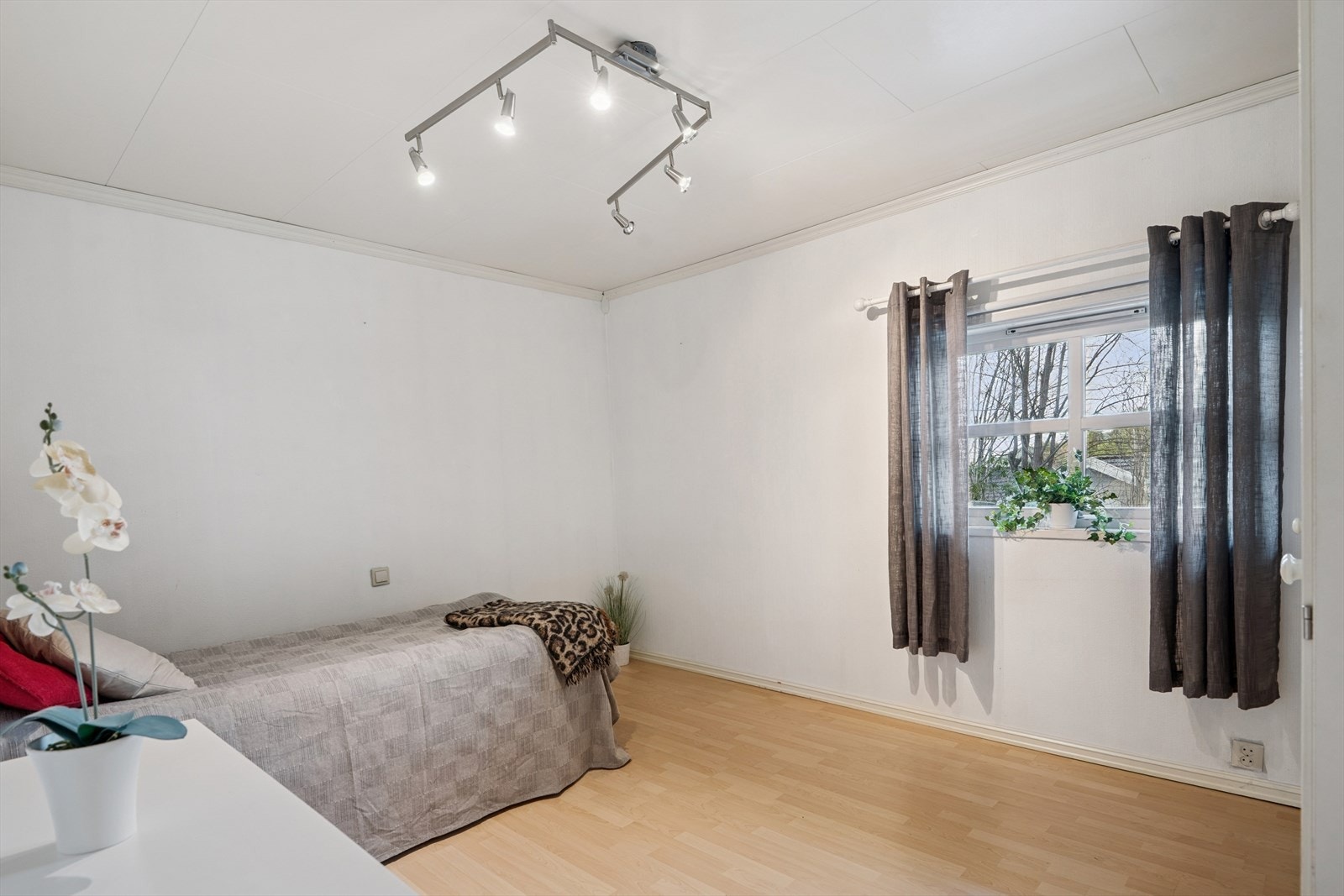 Soverom 1 her nede er romslig og har garderobeskap som vil medfølge. Galleribilde