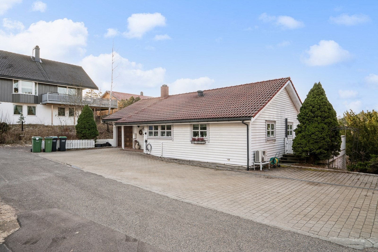 Gårdsplassen er romslig og tomtegrensen strekker seg hele veien, ned mot huset som befinner til til høyre i bildet. Dette vil si at du har plass til å parkere mange biler her uten noe problem. Galleribilde