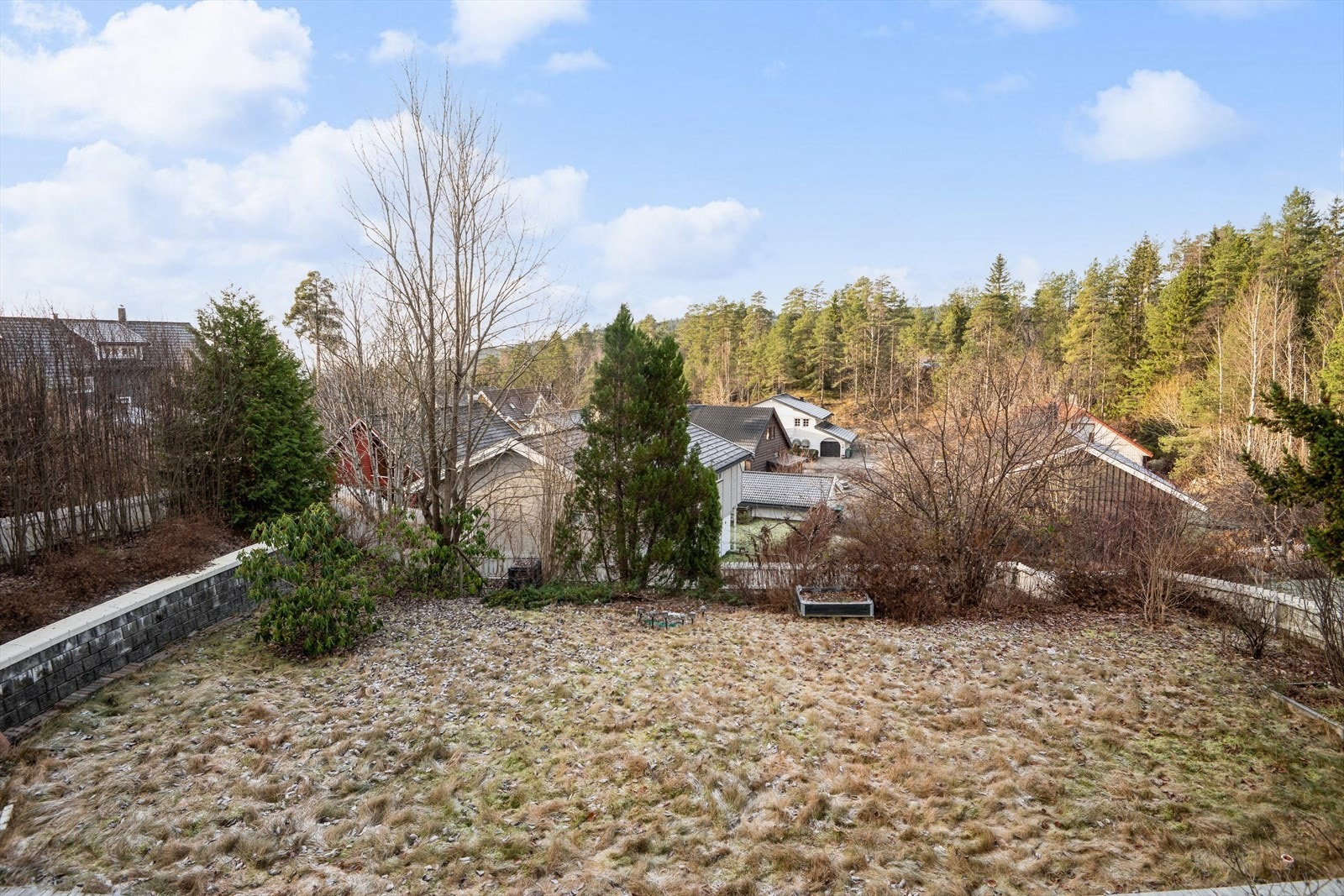 Man har fint utsyn mot skogen og nabolaget. Legg også merke til at du har svært lite innsyn. Galleribilde