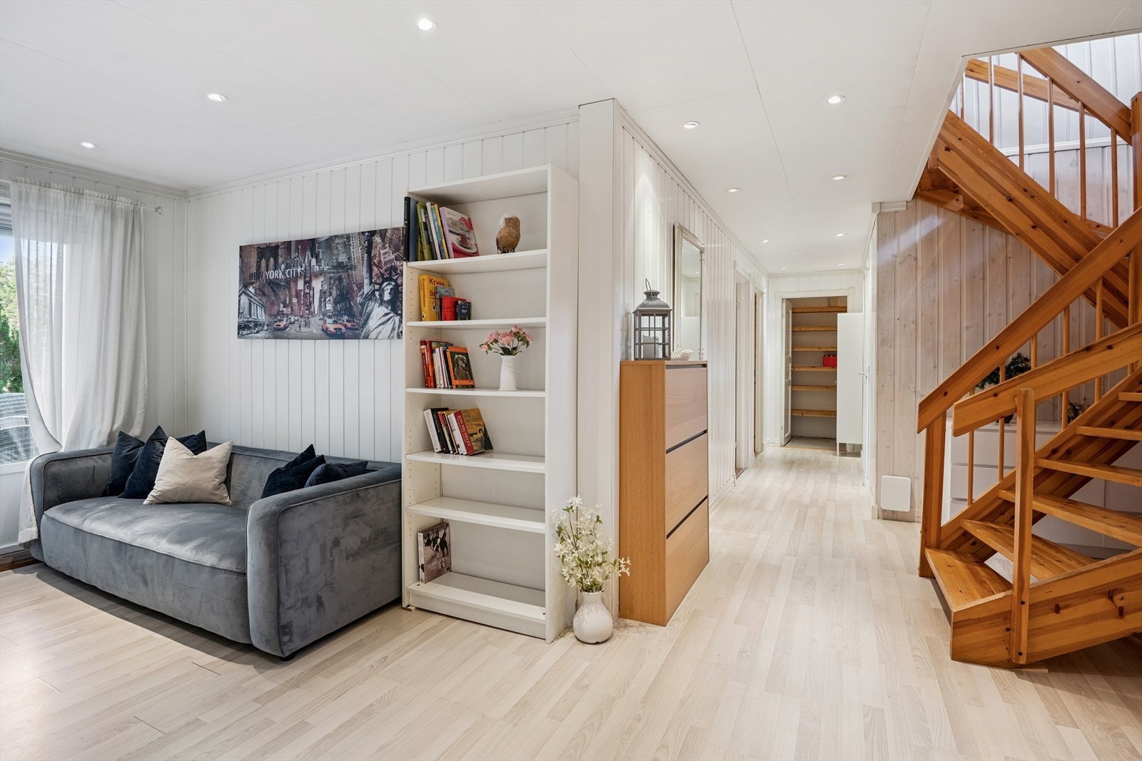 Velkommen ned. Her finner du den ekstra stuen, som de fleste setter stor pris på, enten det er barn eller voksene. Galleribilde