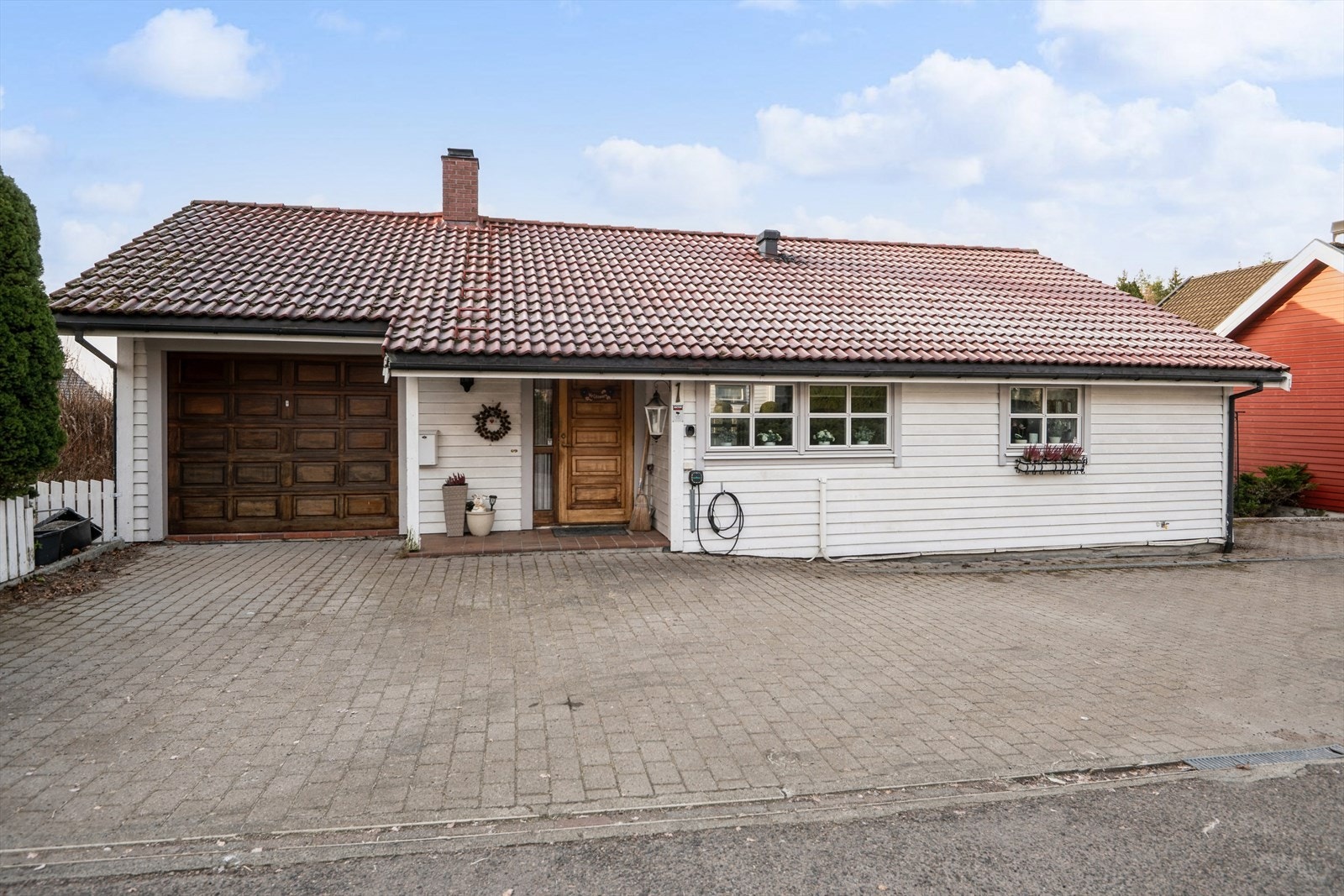 Velkommen inn! I dag er det ikke plass til en bil i garasjen, da deler av garasjen er et soverom, men man får plass til motorsykkel, snøfreser, sykler, dekk etc. Galleribilde