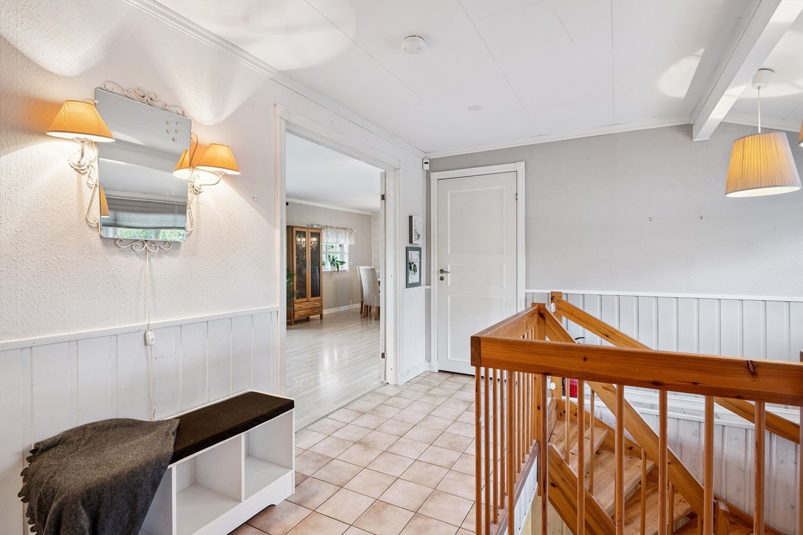 Velkommen inn! I gangen har man en skyvedørsgarderobe hvor du kan henge i fra deg ytterklærne dine. Galleribilde