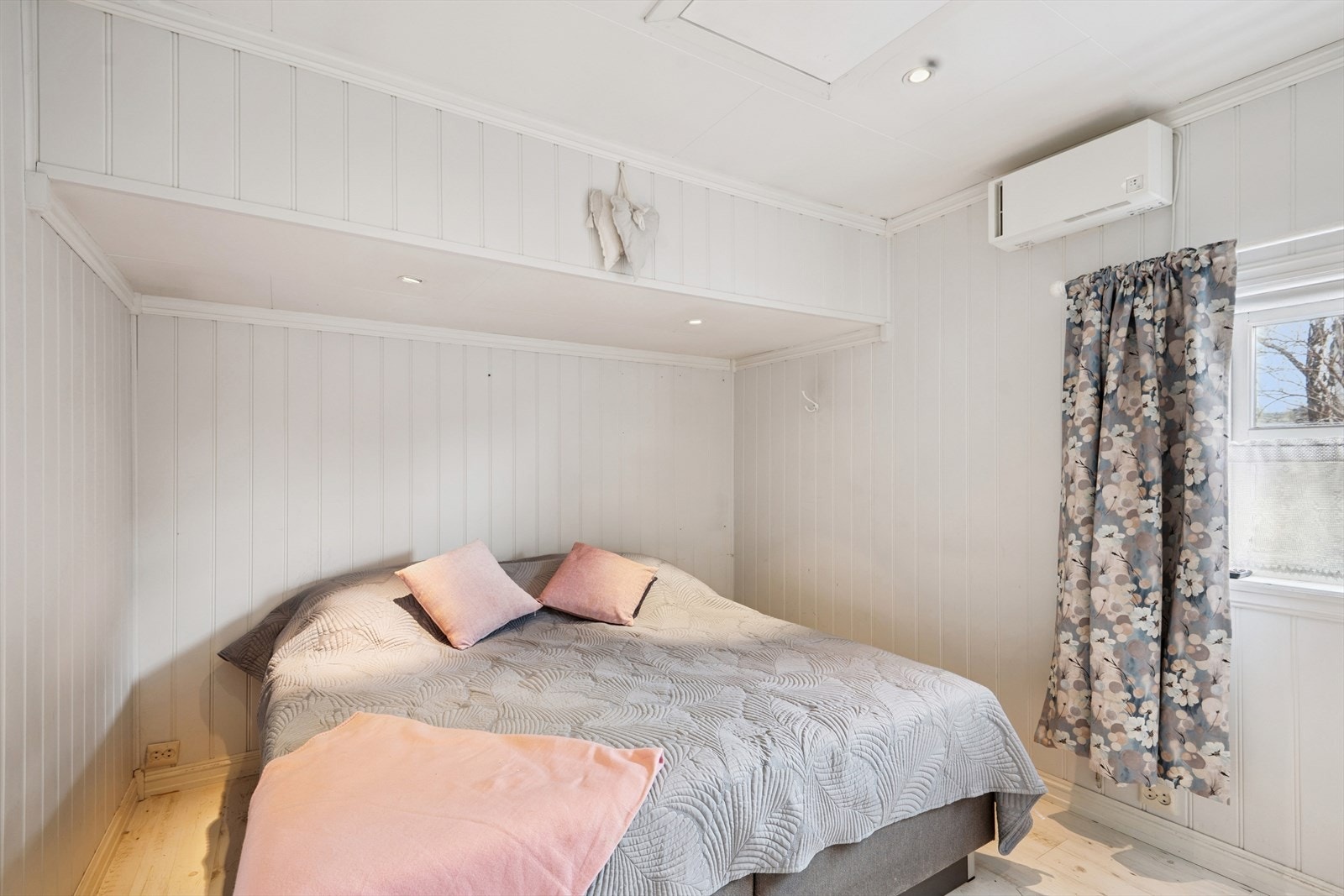 Dette rommet har tidligere vært en del av garasjen. Rommet er derfor ikke godkjent til varig opphold selv om det benyttes som et soverom. Det er romslig skyvedørsgarderobe her inne som vil medfølge. Denne gir deg god plass til oppbevaring av klærne dine. Galleribilde