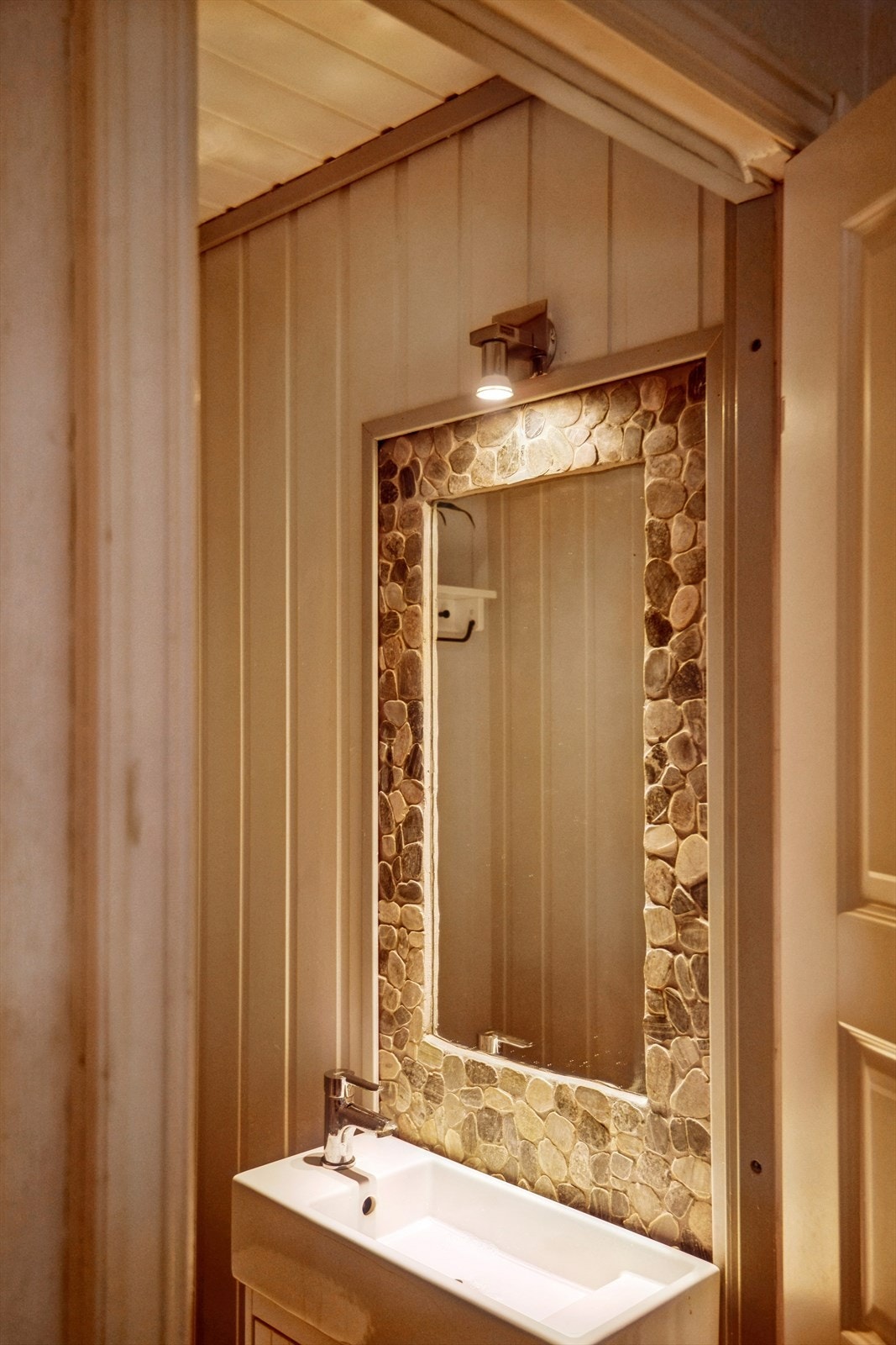 Her kan barna løpe rett inn på do når de er ute å leker i gata. Galleribilde