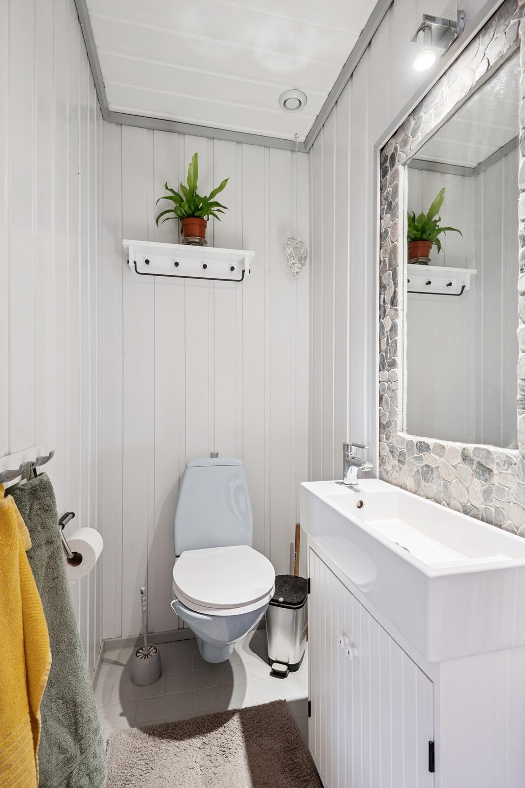 Boligen har to toaletter, noe de fleste vil sette stor pris på. Dette ligger med inngang fra gangen. Galleribilde