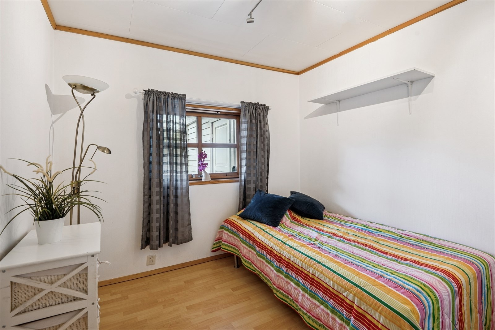 Soverom har har også en god størrelse og det står garderobeskap også her inne som medfølger. Galleribilde