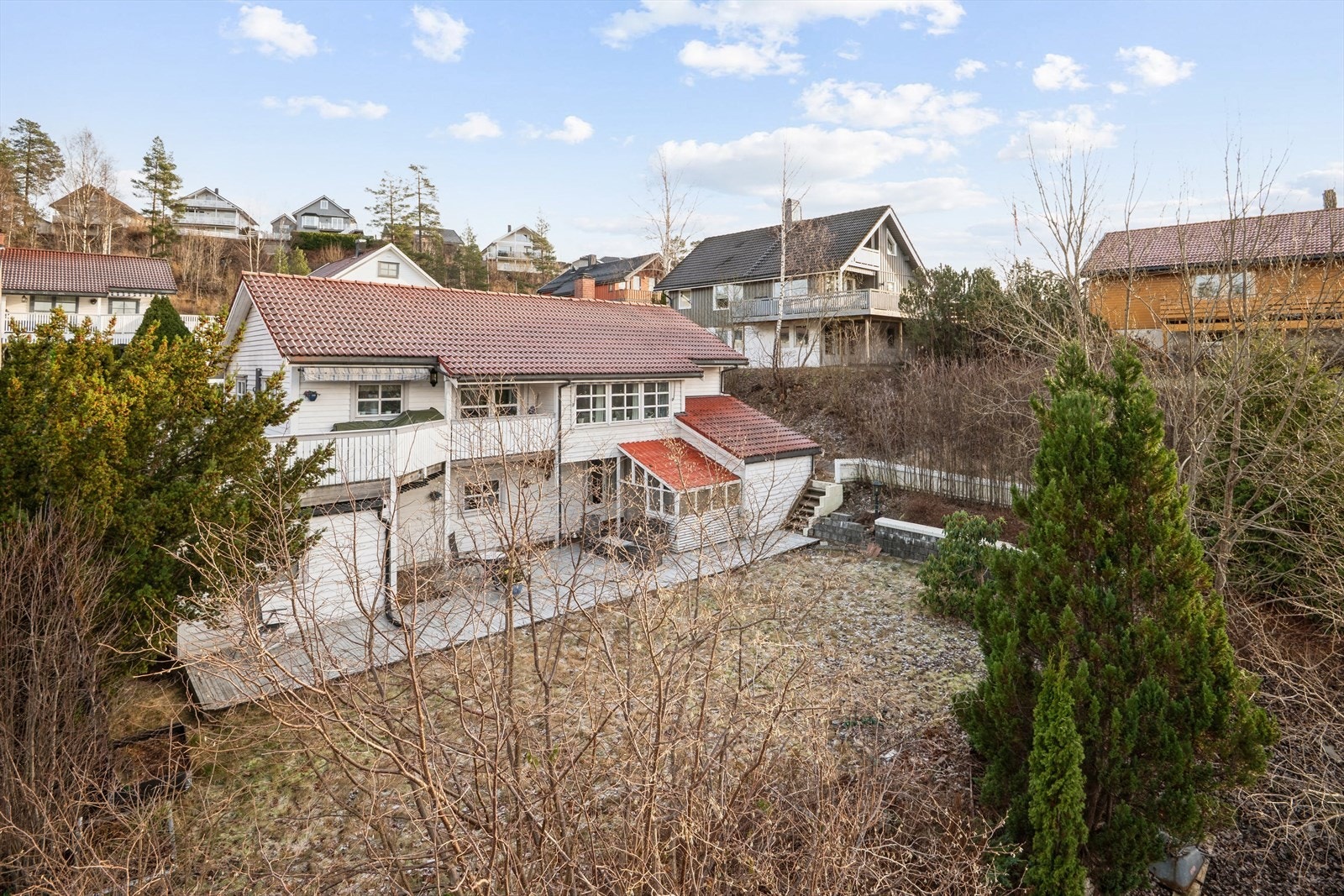 Brasmeveien 1 venter på sin nye eier, en som vil ta vare på sjelen ved huset og gi det den pleien det trenger. Kan dette være ditt nye drømmehjem? Galleribilde