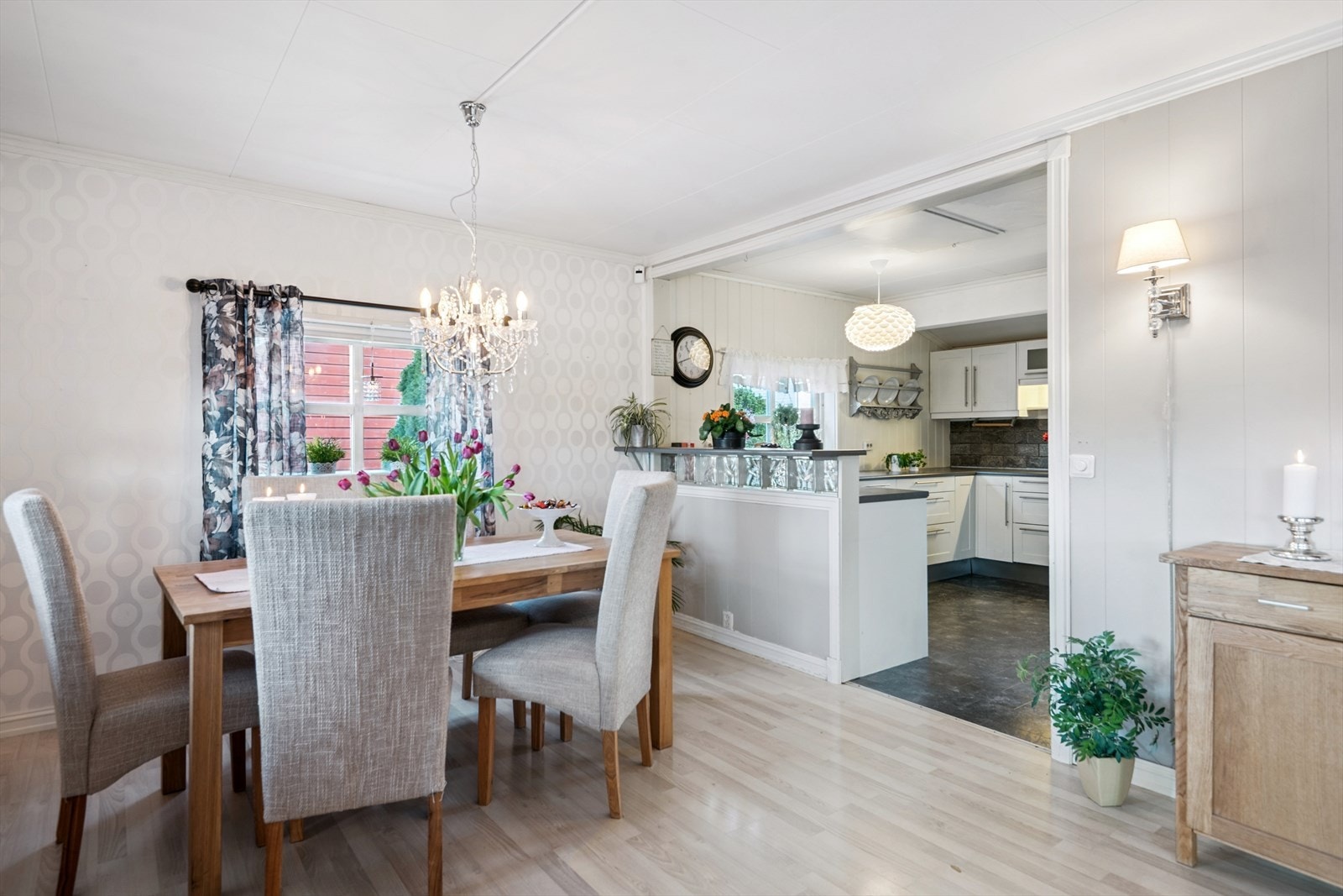 Åpen stue og kjøkkenløsning, men hvor man samtidig ligger skjermet til. Galleribilde