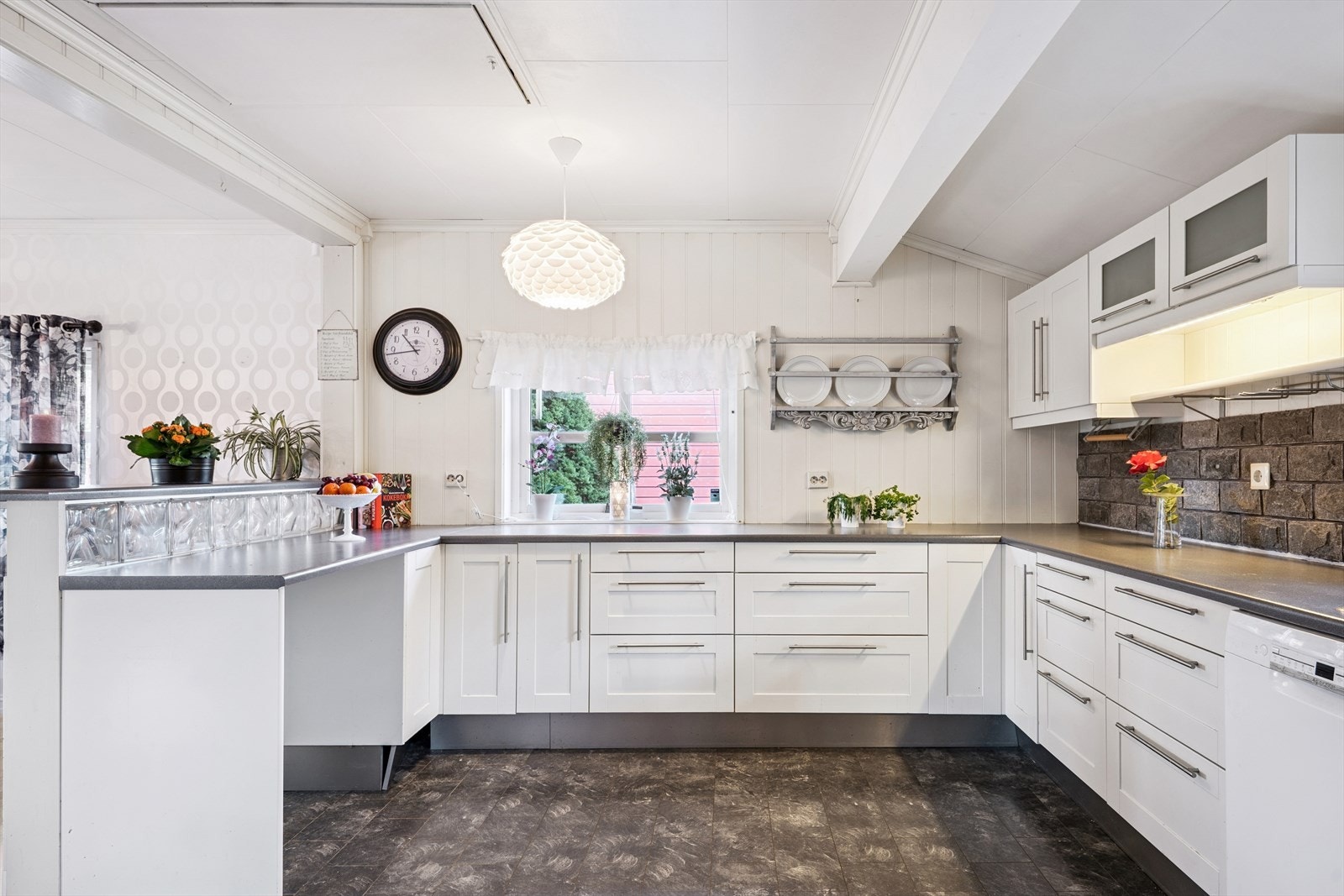 Kjøkkenet har rikelig med skap og benkeplass. Det er god plass til kjøle-og-frysesskap. Integrerte hvitevarer medfølger i handelen. Galleribilde