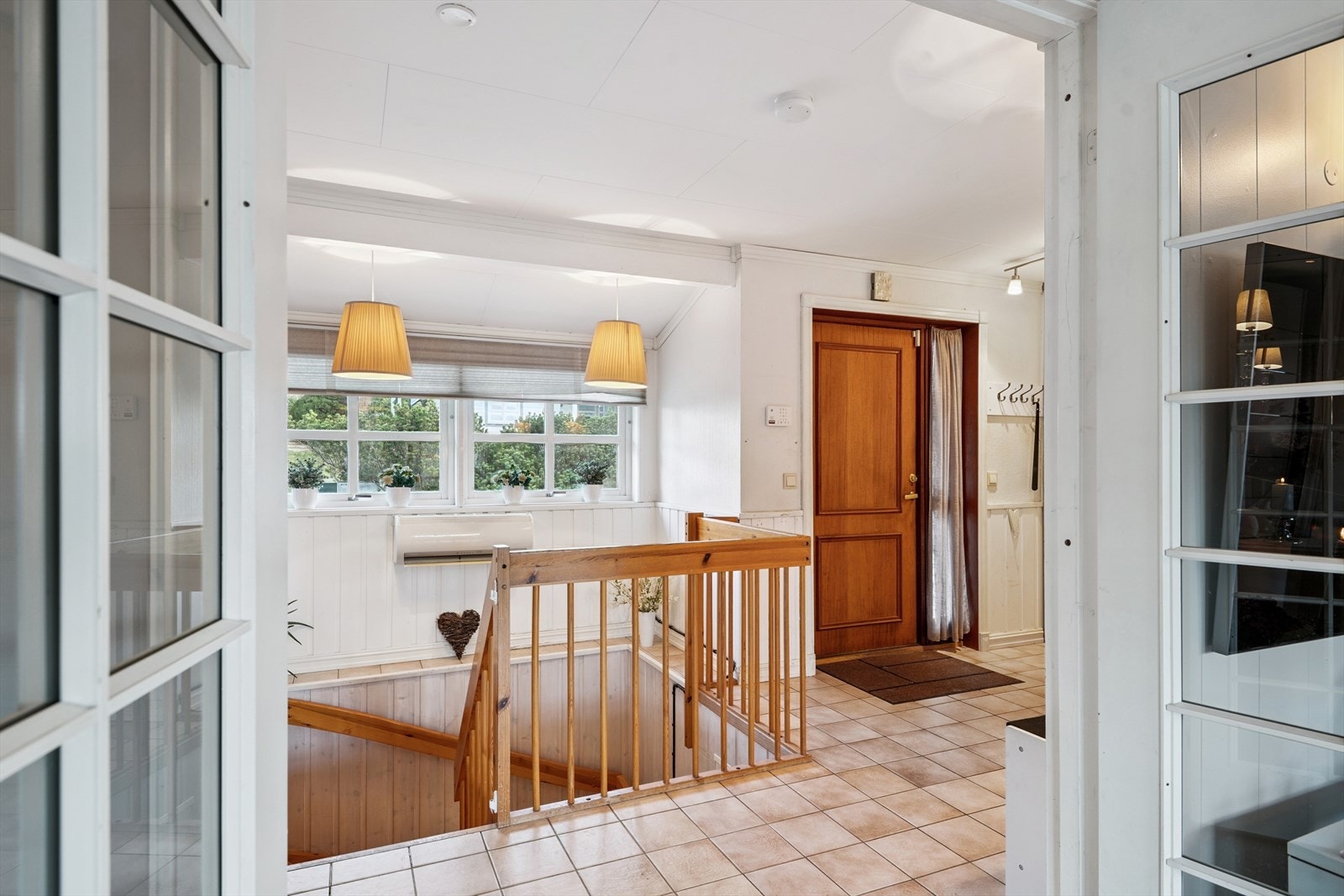 Boligen har godt med vinduer som gir den rikelig med dagslys. Det er montert en luft til luft varmepumpe i trappeoppgangen som gir en god temperatur året rundt. Galleribilde