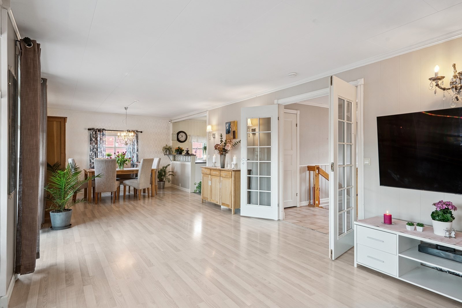 Det er god plass til å ha langbordet stående fremme året rundt. Her kan du dekke langbord og invitere familie og venner til lystige lag. Galleribilde