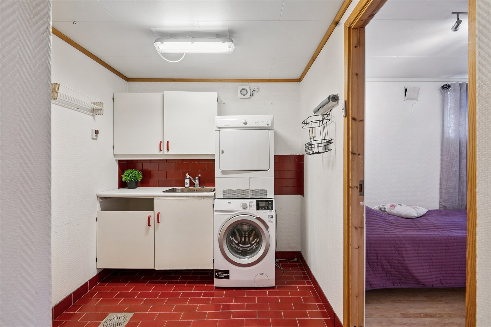 Vaskerommet er nok mest sannsynlig fra byggeår, 1986. Boligen holder en normal standard, hovedsakelig fra byggeår. Galleribilde