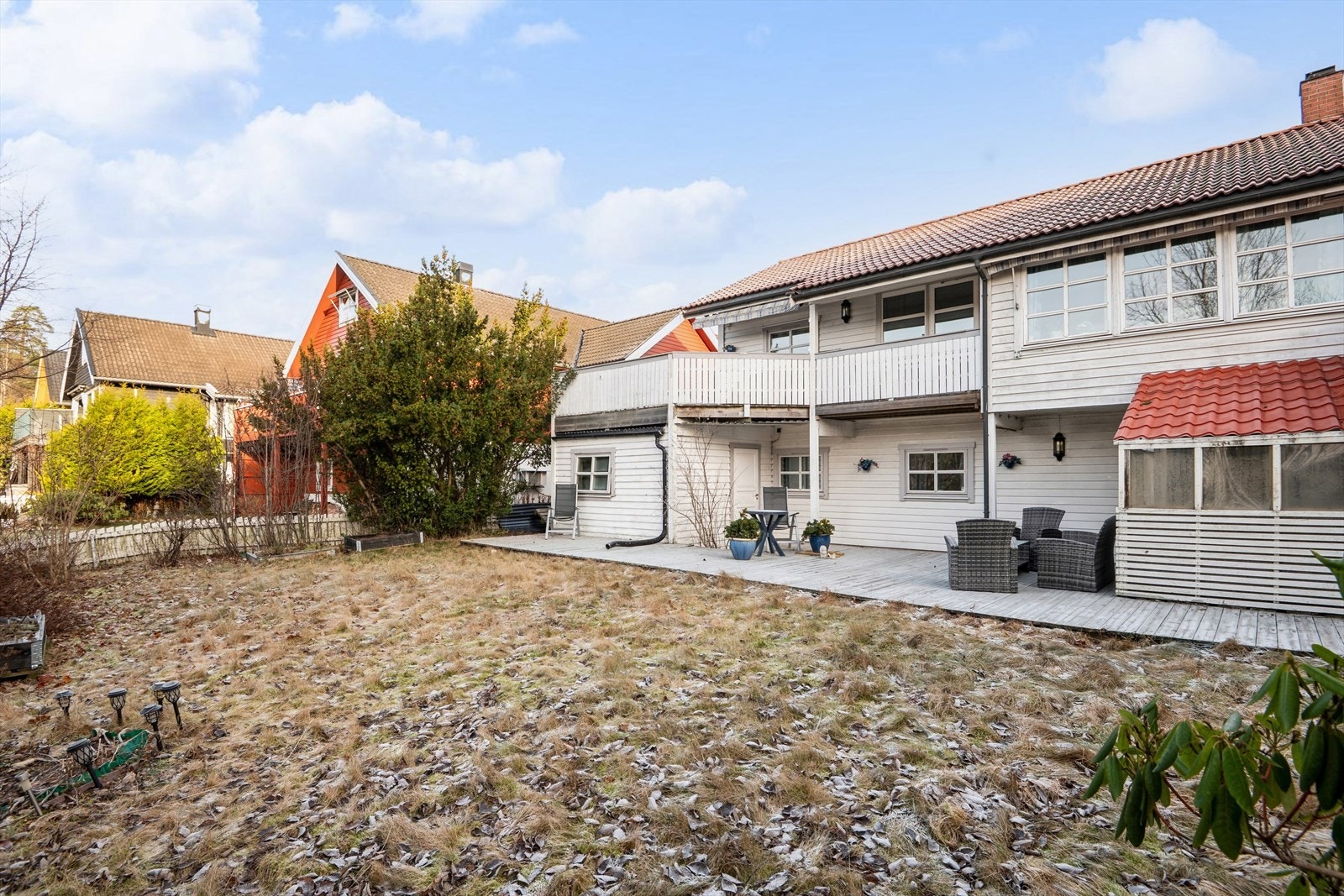 Hyggelig hage som egner seg ypperlig til lek og moro. Store deler av hagen er inngjerdet, så har du en firbeint venn, kan de kose seg her ute. Galleribilde