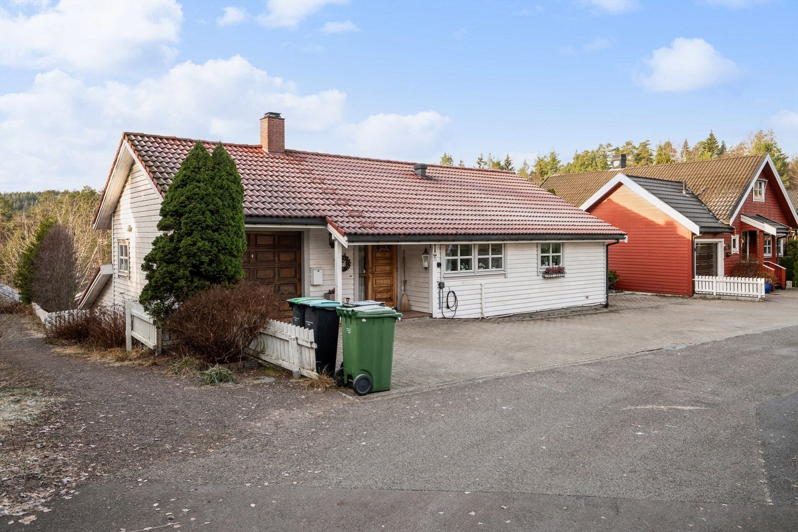 Eiendommen ligger i en blindvei, noe som gjør den veldig barnevennlig. I tillegg har man kort gangavstand til både barnehage og barneskole. Galleribilde