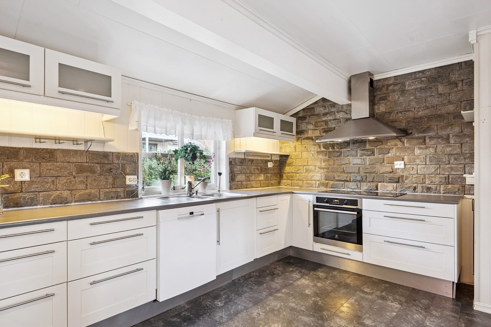 Romslig og lyst, profilert kjøkken som gjør matlagingen til en glede. Galleribilde